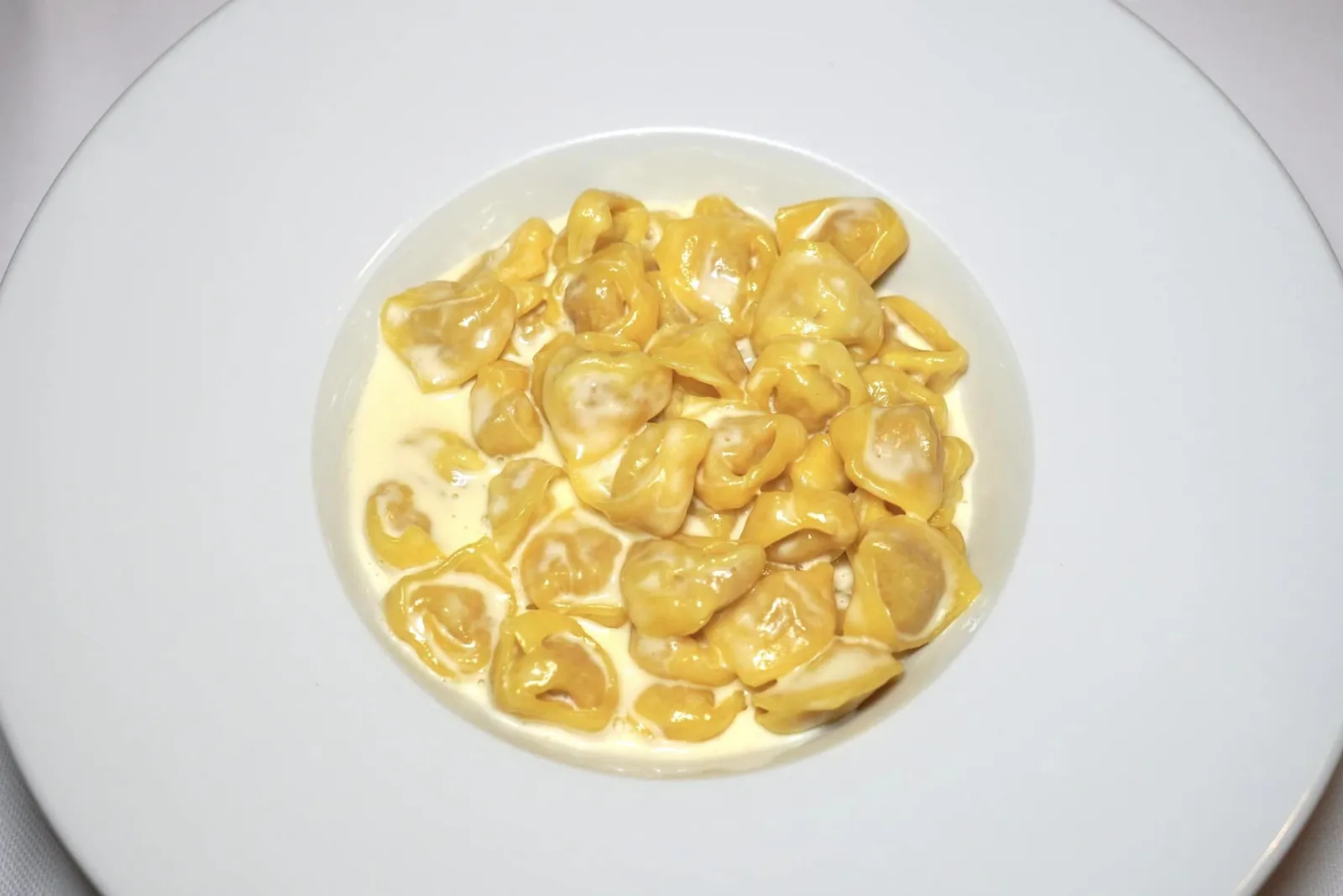Tortellini in crema di Parmigiano Reggiano (16 €) พาสต้าทรงเกี๊ยว Tortellini ต้มจนสุกคลุกเคล้ามากับ Parmigiano Reggiano ครีมหอมมัน ทั้งยังมีความหนืดที่พอเหมาะพอดีอีกด้วย (14/20)