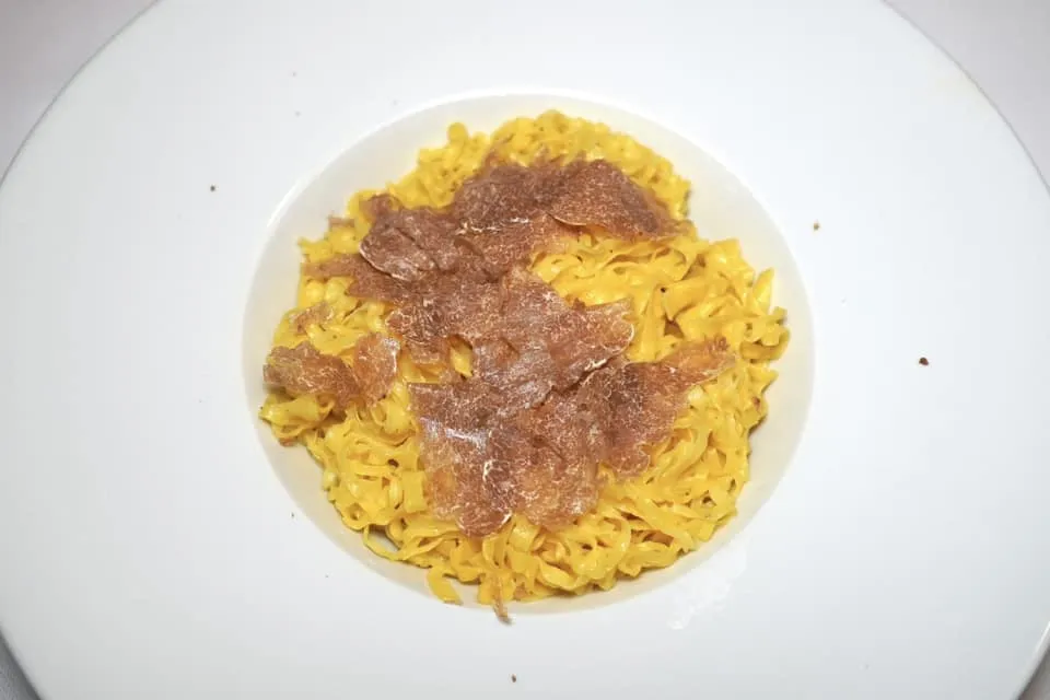 Tagliolini al burro e tartufo bianco (3 grammi) (27 €) อีกหนึ่งเมนูประจำฤดูกาลคือพาสต้าเส้น Tagliolini โฮมเมดเส้นค่อนข้างแบนให้เนื้อสัมผัสคล้ายกับบะหมี่ไข่บ้านเราคลุกเคล้ากับซอสเนยจนหอมมัน ด้านบนโรยด้วย Winter White Truffle มาให้ส่งกลิ่นหอมคลุ้งไปทั้งโต๊ะ (15/20)