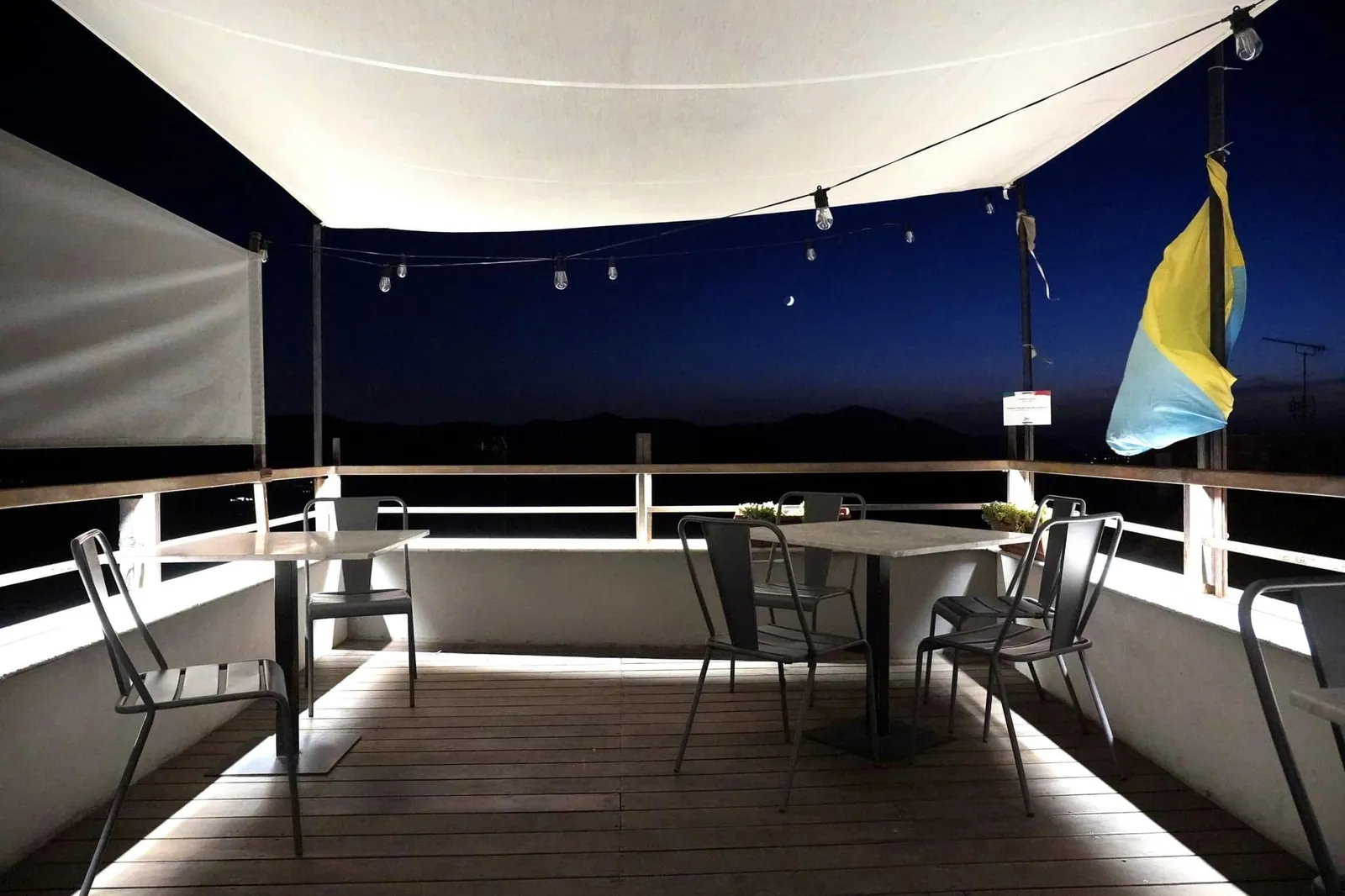 ส่วนใครที่ไปกับคนรู้ใจเราขอแนะนำ “Belvedere” Panoramic Room ซึ่งเป็นมุมที่โรแมนติคที่สุดในร้าน