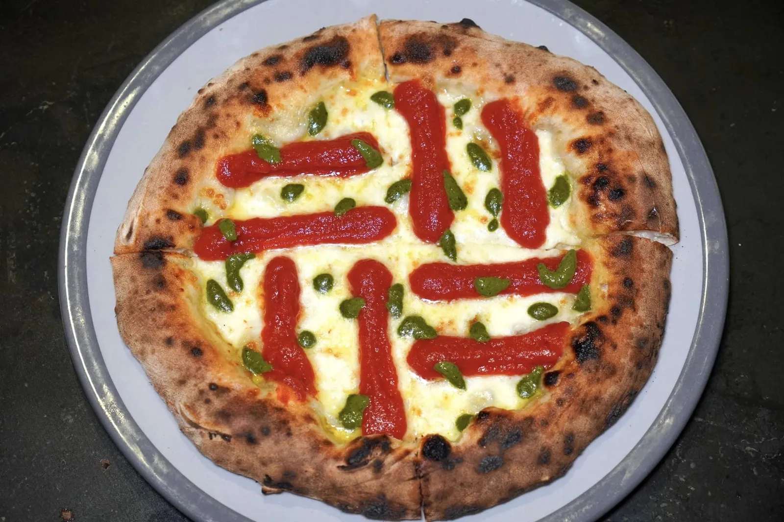 MARGHERITA SBAGLIATA Campana DOP Buffalo mozzarella cheese, purée of “riccio” tomatoes, basil reduction, EVO oil สุดยอด Signature Innovative Pizza ที่สร้างชื่อเสียงให้กับเชฟ Franco Pepe จนโด่งดังไปทั่วโลกคือ Margherita Sbagliata หรือแปลตรงตัวได้ว่าพิซซ่ามาร์เกริต้าที่เตรียมอย่างผิดวิธี (Margherita Made Wrong) เชฟ Franco Pepe นำเสนอ Pizza Margherita ออกมาในรูปแบบ Innovative โดยอาศัยสุดยอดวัตถุดิบแห่งภูมิภาค Campania อย่างชีสนมควาย DOP Mozzarella จากผู้ผลิตที่อยู่ไม่ไกลกันวางลงบนแป้งพิซซ่า เทราดน้ำมันมะกอก EVO ลงไปแล้วนำเข้าเตาอบที่อุณหภูมิสูงกว่า 400 องศาเซลเซียสจนสุกโดยไม่มีองค์ประกอบของมะเขือเทศแบบดั้งเดิม หลังจากได้พิซซ่าที่อบจนสุกแล้วเชฟจึงเริ่มต้นวาดลวดลายด้วยซอสที่เตรียมขึ้นมาจากมะเขือเทศ Riccio สีแดงลงไปด้านบนเพื่อให้ได้รสชาติของมะเขือเทศที่เด่นชัดและเรียบง่าย (15/20)