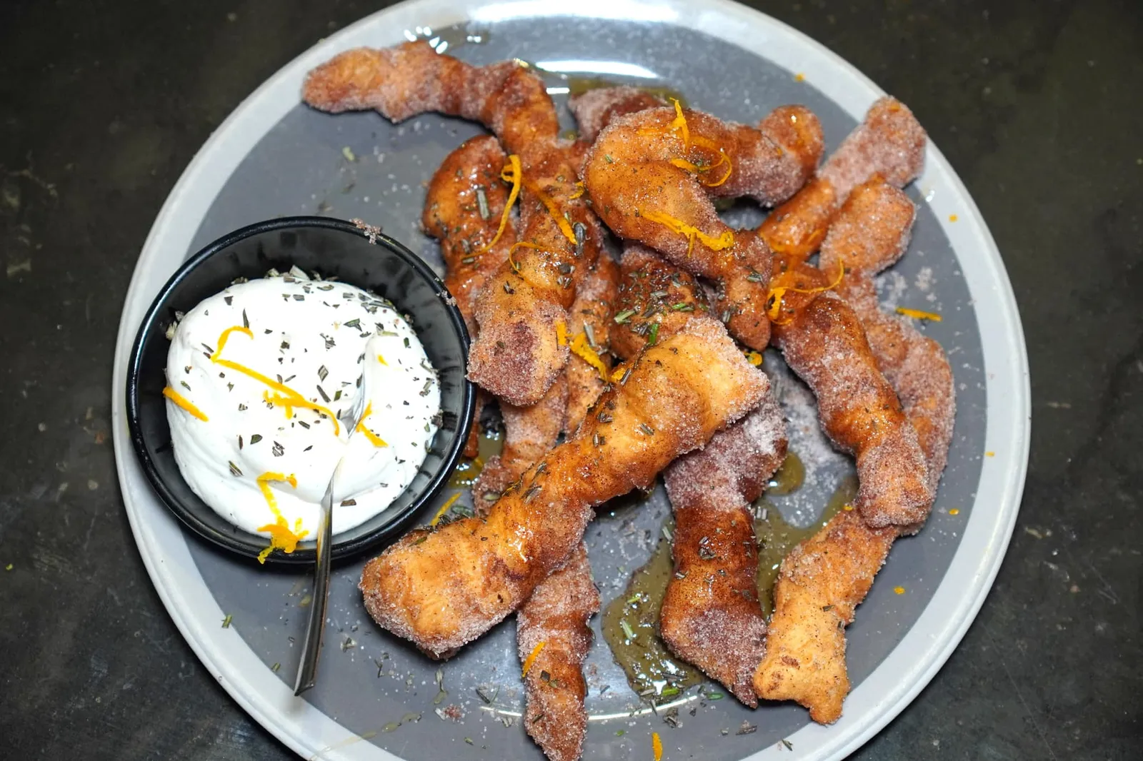 STRACCETTI MIELE E ROSMARINO Fried pizza strips with sugar, cinnamon, honey, Vanilla-flavoured buffalo ricotta cheese, rosemary and orange zest Fried Pizza Strips หรือขนมกรอบรูปแท่งที่เตรียมมาจากแป้งพิซซ่าโดยอาศัยความหวานจากน้ำตาลและน้ำผึ้ง เมื่อเคี้ยวจะมีอโรมาหอม ๆ ของซินนามอนและรสขมเบา ๆ ของผิวส้ม อย่าลืมจิ้มลงในชีส Ricotta ที่มีกลิ่นหอมของวานิลลากันด้วย (14/20)