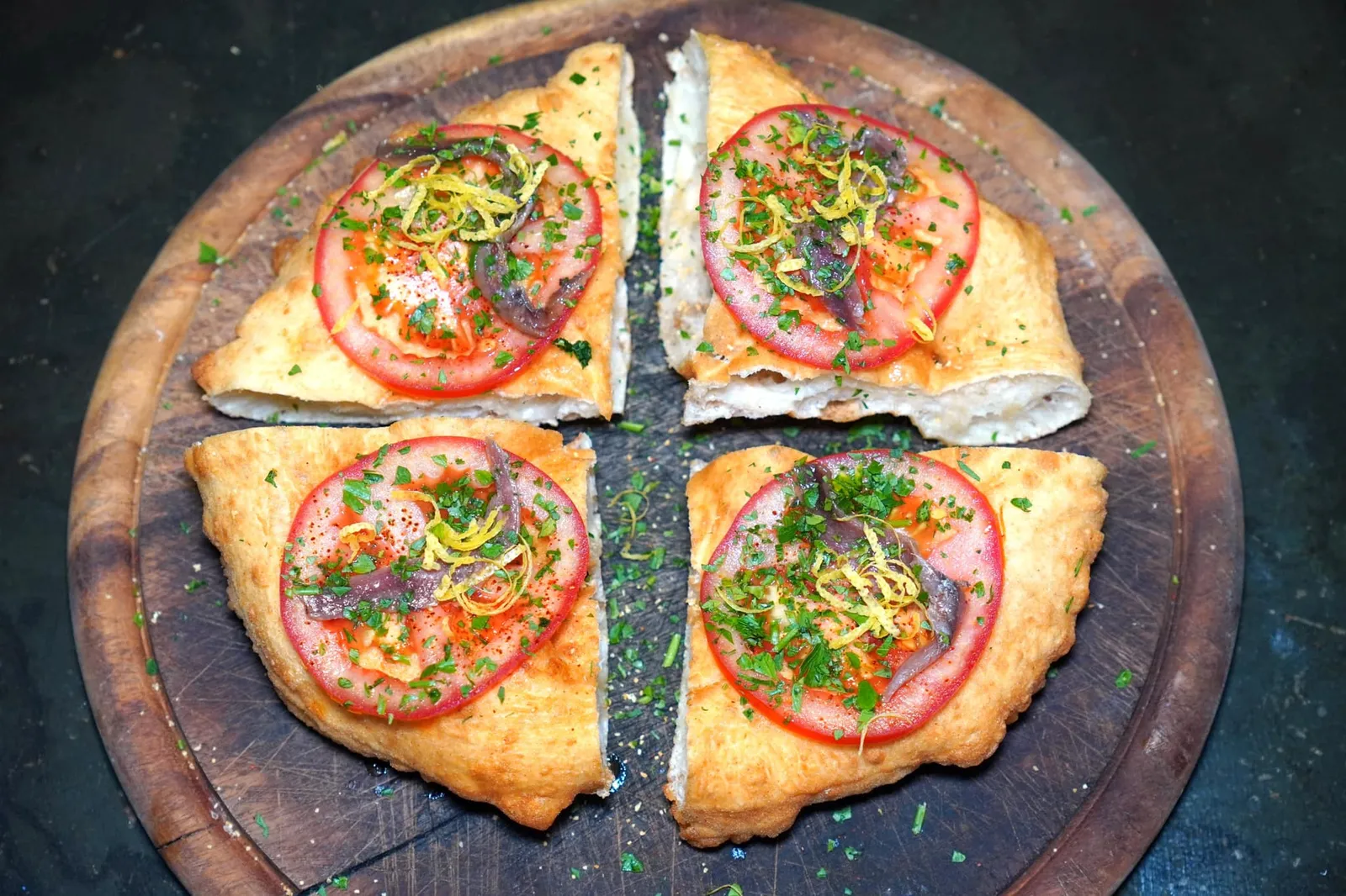 SENSAZIONE DIMCOSTIERA Dehydrated garlic, romano tomatoes, chili pepper, Cetara anchovies, parsley, lemon zest เริ่มต้นคอร์สด้วย Fried Pizza เชฟเตรียมแป้งออกมาได้เบา ฟู กรอบ ไม่อมน้ำมัน ทั้งยังไม่รู้สึกหนักท้องมากจนเกินไป ด้านบนท็อปด้วยกระเทียมแห้งหอม ๆ รวมไปถึงมะเขือเทศ Romano ให้ความฉ่ำและอุมามิควบคู่ไปกับ Anchovies ซึ่งเป็นสินค้าขึ้นชื่อจากเมือง Cetara ในแถบ Amalfi Coast เติมแต่งสีสันด้วยใบ Parsley โดยมีความขมเบา ๆ ของผิวเลมอนตามมาเป็น Aftertaste (16/20)