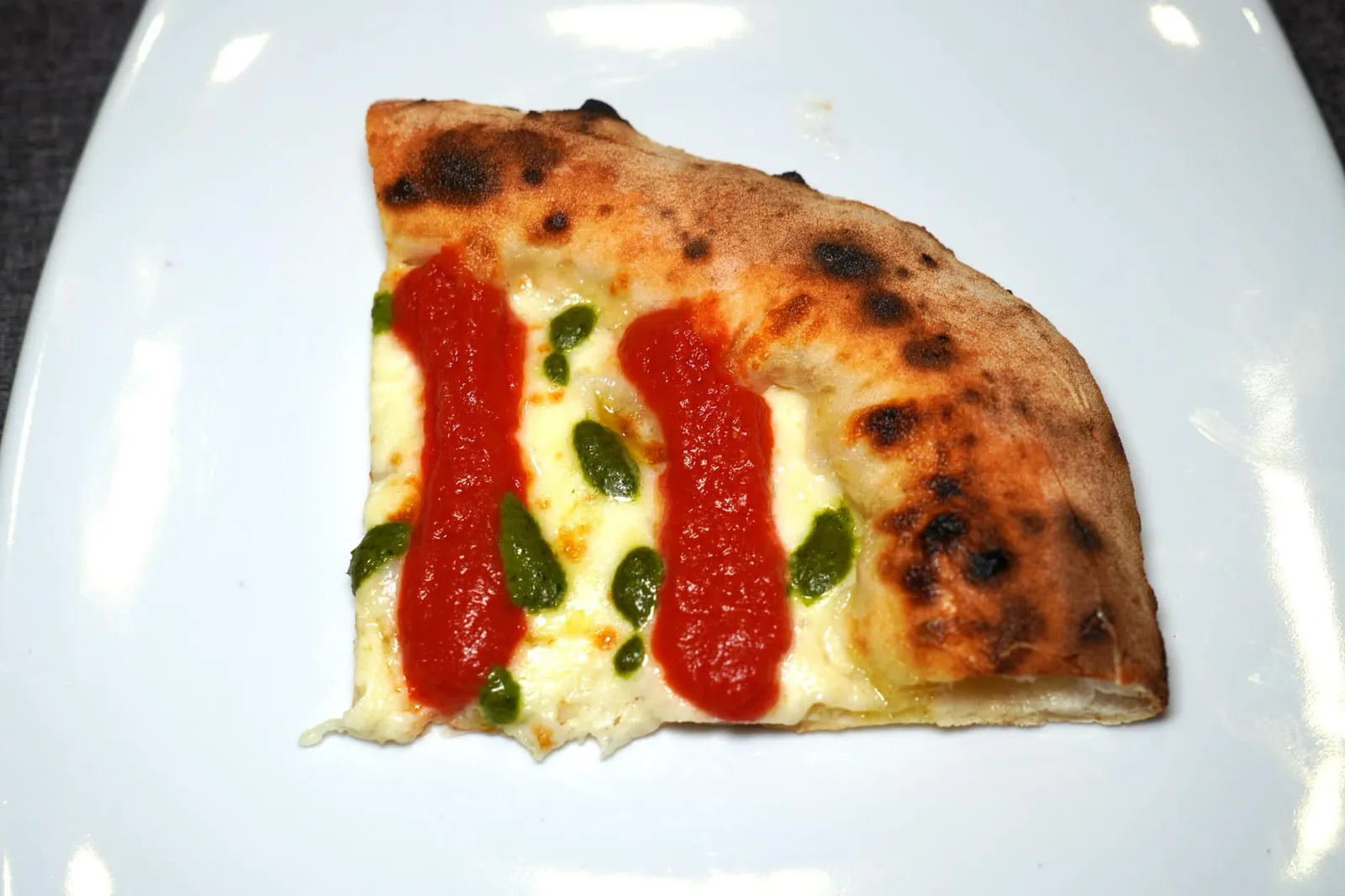 MARGHERITA SBAGLIATA Campana DOP Buffalo mozzarella cheese, purée of “riccio” tomatoes, basil reduction, EVO oil นอกจากนี้ยังมีซอสสีเขียวที่เตรียมมาจากใบเบซิลและน้ำมันมะกอกช่วยเติมแต่งกลิ่นได้อย่างพอเหมาะ ตัวแป้งมีความนุ่มได้ระดับ บริเวณ Cornicione หรือขอบพิซซ่าไม่บางไม่หนาจนเกินไป ทันทีที่นำเข้าปากเชื่อว่าทุกคนจะสามารถสัมผัสได้ถึงความอุ่นของชีส ความอุมามิของมะเขือเทศ และอโรมาหอม ๆ ของใบเบซิลจนได้ออกมาเป็น Innovative Pizza ที่เปลี่ยนวิสัยทัศน์ของคนอิตาลีและเหล่านักชิมทั่วโลกไปตลอดกาล (15/20)