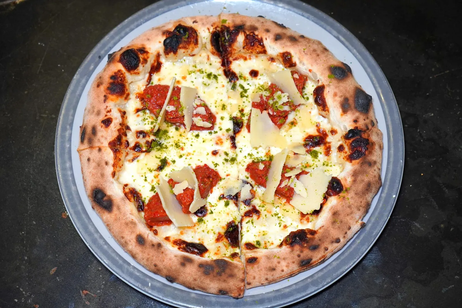 SCARPETTA Campana DOP Buffalo mozzarella, 12- month Grana Padano DOP fondue, uncooked tomato compote, freeze-dried pesto basil, flakes of 24-month Grana Padano DOP cheese Scarpetta เป็นพิซซ่าที่ผสมผสานรสชาติอันล้ำเลิศของชีส Grana Padano DOP ที่ผ่านการบ่มมานาน 12 เดือนนำเสนอมาในรูปแบบของ Fondue เข้ากันกับสุดยอดวัตถุดิบแห่งภูมิภาค Campania อย่างชีส Mozzarella นมควาย ด้านบนท็อปด้วย Compote ของมะเขือเทศดิบให้ความเปรี้ยวอุมามิโดยไม่ละทิ้งความฉ่ำหวานซึ่งเป็นธรรมชาติของวัตถุดิบ เชฟเติมแต่งความหอมด้วยกลิ่นของ Basil Pesto จากนั้นจบด้วยการขูด Grana Padano DOP ที่ผ่านการบ่มมานาน 24 เดือนลงไปที่ด้านบน (16/20)