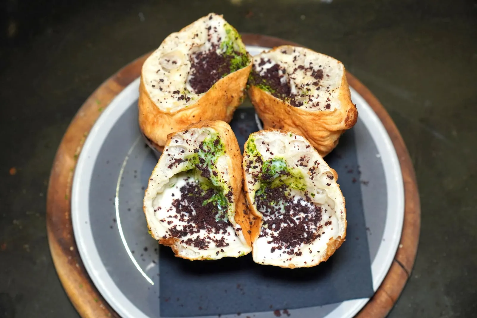 CIRO Cone with 12-month Grana Padano DOP fondue, rocket pesto, dehydrated Caiazzo black olives หนึ่งในจานที่ดีที่สุดในวันนี้คือเมนู Fried Cone รสเลิศอย่าง Ciro มีลักษณะเป็นแป้งพิซซ่าทอดมาแบบฟูกรอบ ตรงกลางมีลักษณะเป็นช่องสำหรับเติม Fondue ที่เตรียมมาจากชีส Grana Padano DOP ลงไปให้ความครีมมี่ หอม มัน และเค็มอันแสนกลมกล่อม ทั้งนี้เชฟได้ใส่อโรมาของ Rocket Pesto และมะกอกดำแห้งซึ่งเป็นสินค้าท้องถิ่นของเมือง Caiazzo ลงไปอีกด้วย (16/20)