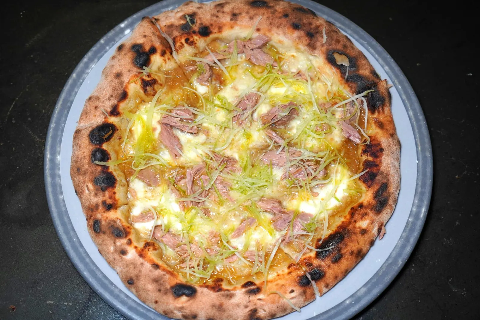ALLETTERATA Alife onion cream, Campana DOP buffalo mozzarella, little tunny, celery, EVO oil หลังจากผ่านรสชาติอันเข้มข้นของพิซซ่าอื่น ๆ มาแล้วเชฟจึงปิดท้ายด้วย Alletterata พิซซ่าที่ได้รสชาติหวานกลมกล่อมมาจากครีมหัวหอมจากเมือง Alife และความครีมมี่ของชีส Mozzarella นมควายท้องถิ่นของภูมิภาค Campania ด้านบนท็อปด้วยเนื้อปลา Tuna และ Celery จบด้วยการเทราดน้ำมันมะกอก EVO ลงไปด้วย (14/20)