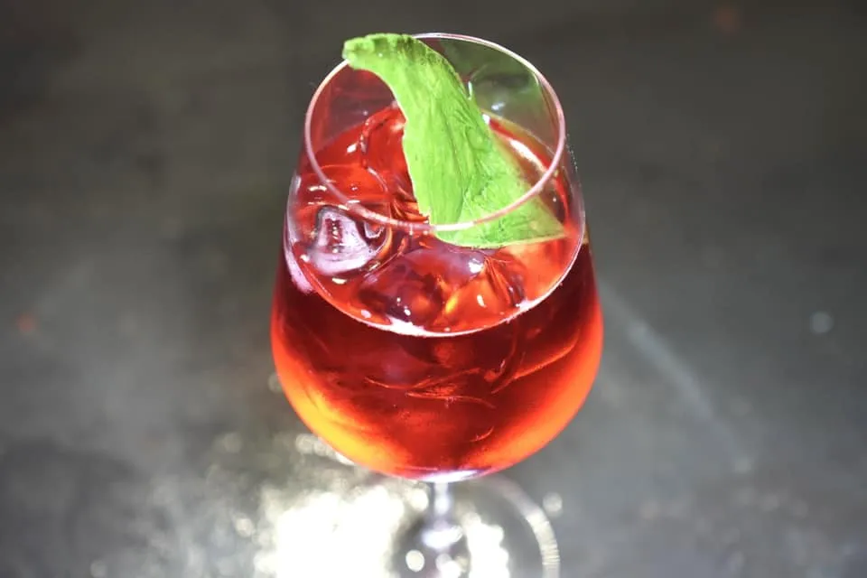 SPRITZ ALLA FRAGOLA FRANCO PEPE (8 €) Mancino line of Torino White Vermouth, well-known black bitter, Tortora citrus, strawberry aroma. Strawberry Spritz is uniquely created by Giancarlo Mancino for Franco Pepe ห้ามพลาดเครื่องดื่ม Strawberry Spritz ที่ได้รับการรังสรรค์โดย Giancarlo Mancino เพื่อเชฟ Franco Pepe โดยเฉพาะ เครื่องดื่มเปรี้ยว ซ่า ช่วยเรียกความสดชื่นและล้างรสชาติของพิซซ่าหน้าต่าง ๆ ก่อนเข้าสู่ชนิดถัดไปได้ดีมาก ๆ
