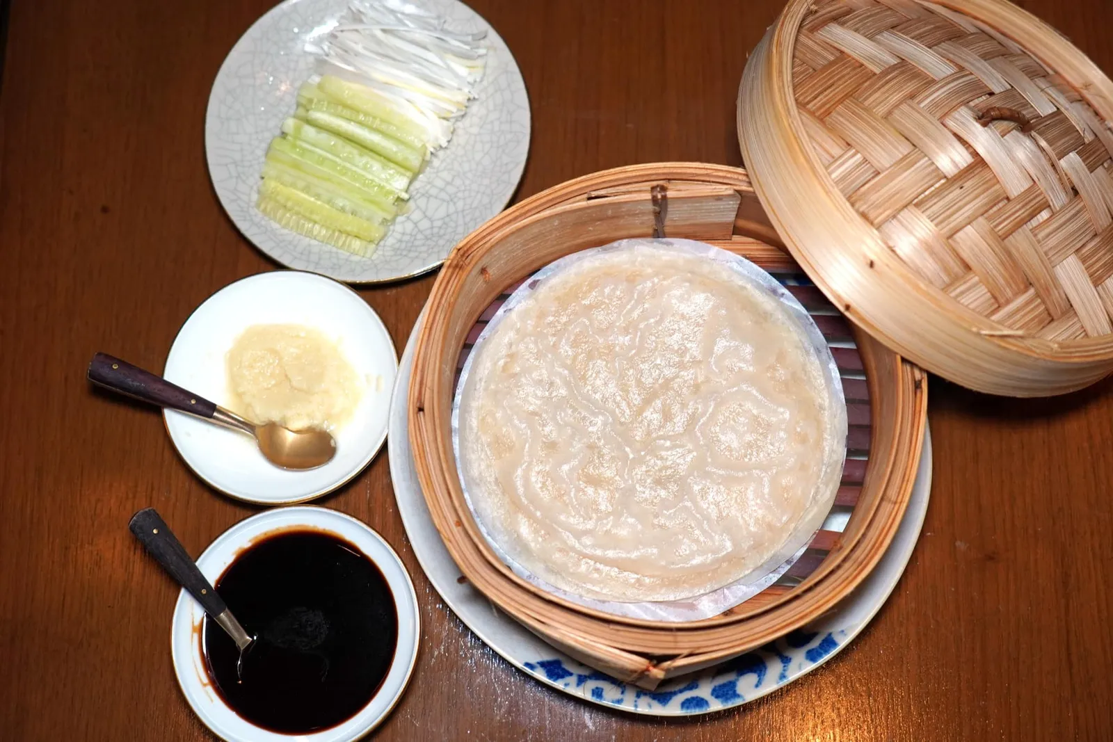 传统北京烤鸭 (1,990++) Peking Duck แผ่นแป้งที่นี่ผ่านการปรับสูตรใหม่ให้มีความบางลงกว่าสมัยก่อน ข้างกันคือแตงกวา กระเทียมต้น กระเทียมบด และซอยฮอยซินที่ปรับรสชาติจนมีระดับความหวานและเค็มที่พอเหมาะ (14/20)