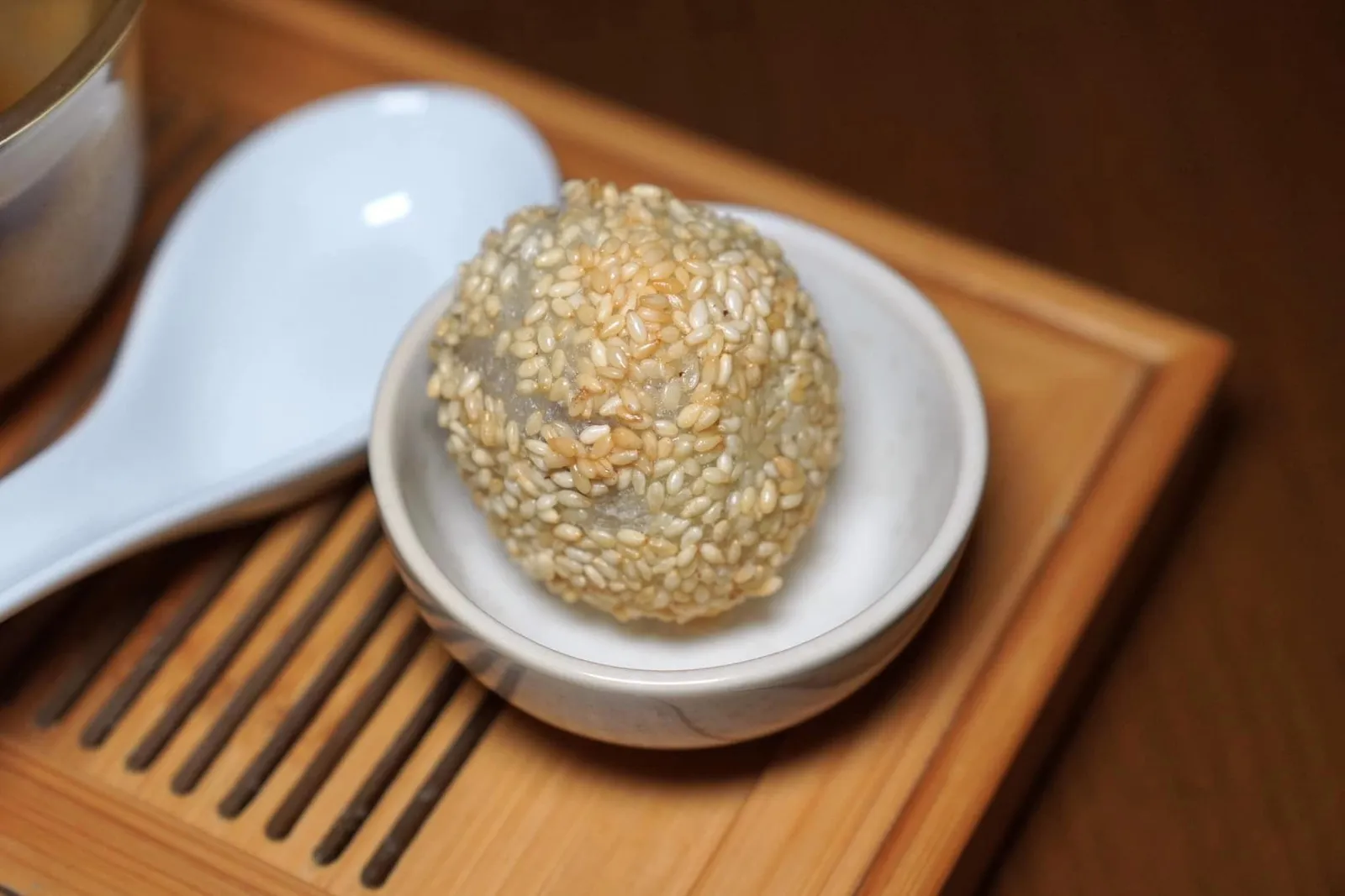 榛子芝麻球 (320++) Sesame Ball, Hazelnut, Cocoa ถัดมาคืออีกฟนึ่งของหวานซิกเนเจอร์ประจำร้านอย่างไข่หงษ์ทรงกลมทอดคลุกงา ภายในสอดไส้ครีมช็อกโกแลตที่มีกลิ่นหอมของถั่วฮาเซลนัท แป้งด้านนอกเหนียวนุ่ม ไม่อมน้ำมัน ตัดกับความกรอบของงา ทางร้านใส่ใจถึงขนาดใช้กระดาษพิมพ์ด้วยตัวอักษรจีนแลดูคล้ายหนังสือพิมพ์ยุคเก่ารองมาด้านล่างอีกด้วย (14/20)