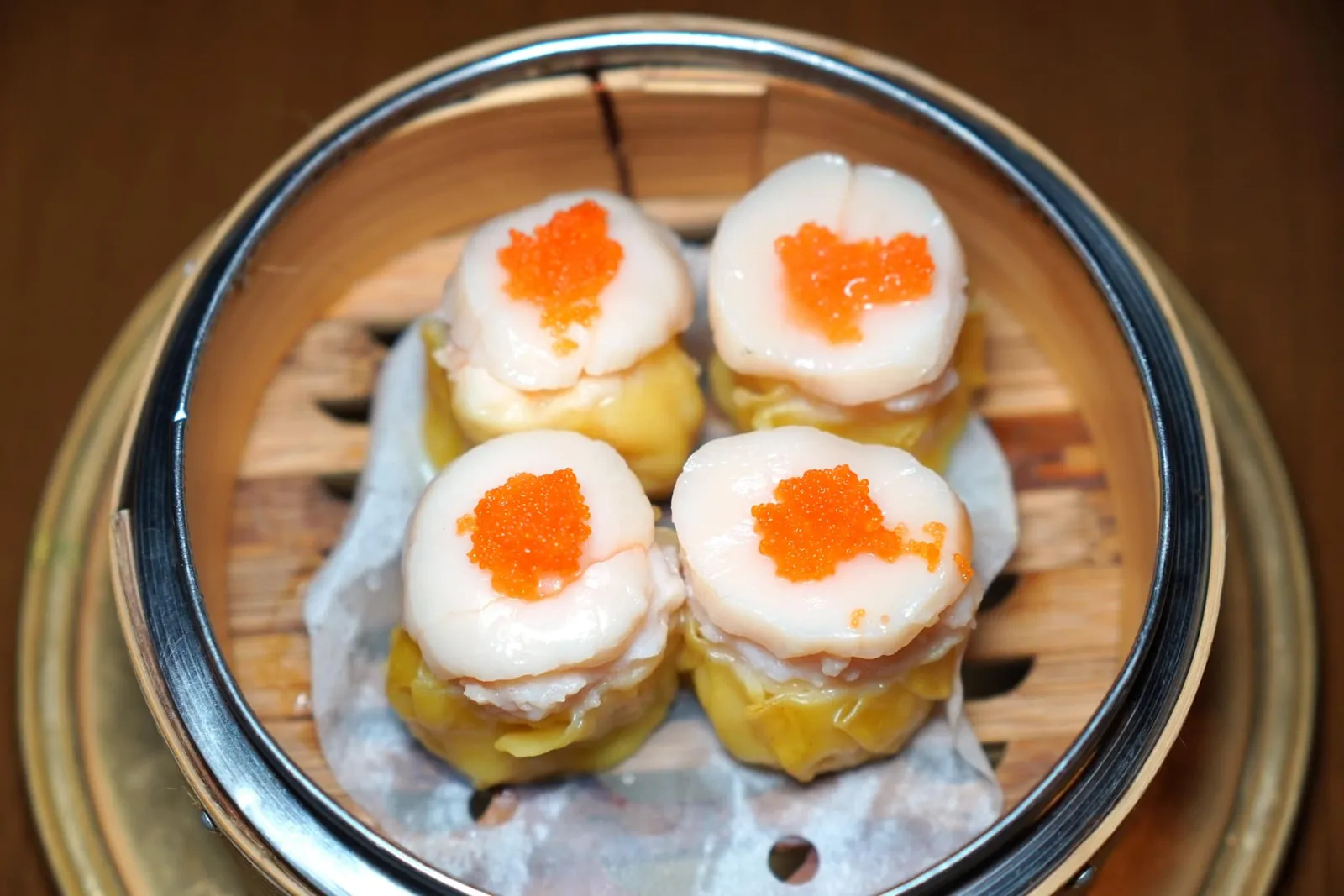 鲜虾带子饺 (680++) “Siu-Mai”, Scallop, Prawns, Shitake Mushroom เริ่มต้นด้วยเมนูติ่มซำที่มีจัดเสิร์ฟในมื้อกลางคืนอย่างขนมจีบหมูกุ้ง อัตราส่วนของหมูต่อกุ้งพอเหมาะใช้ได้ เนื้อสัมผัสของไส้ยังจัดว่านิ่มไปเล็กน้อย รอบ ๆ พับจับจีบมาอย่างสวยงาม ด้านบนท็อปด้วยหอยเชลล์โฮตาเตะและไข่กุ้งช่วยเพิ่มมิติทางเนื้อสัมผัสโดยรวมขณะเคี้ยวได้ดี (13/20)