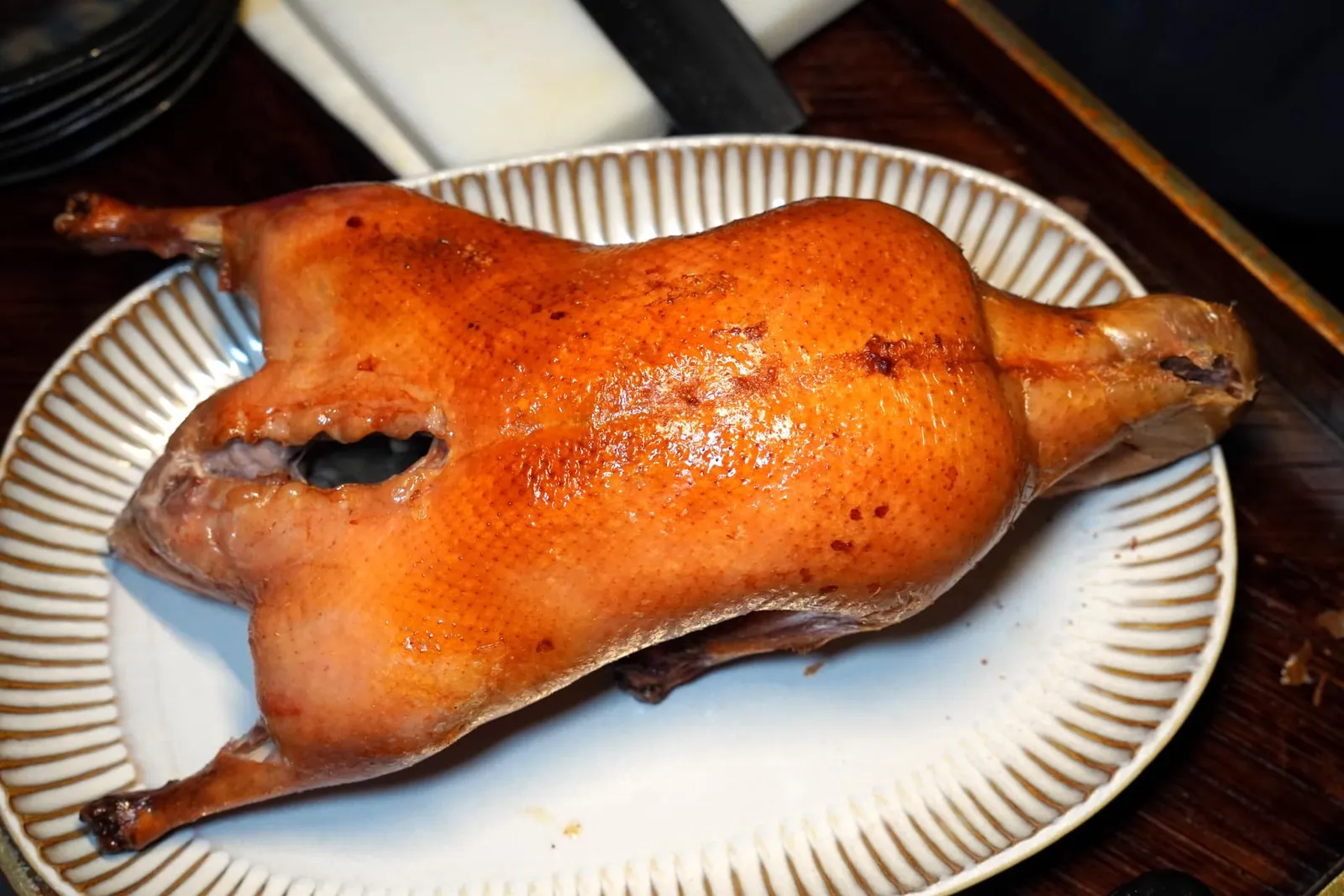 传统北京烤鸭 (1,990++) Peking Duck ห้ามพลาดเมนูแนะนำของทางร้านอย่างเป็ดปักกิ่งย่างด้วยไม้ลิ้นจี่ที่จัดเตรียมโดยเชฟ Max Li โดยอ้างอิงจากเทคนิคแบบดั้งเดิมตั้งเเต่สมัยราชวงศ์ถังในช่วงปี ค.ศ. 1330 (14/20)