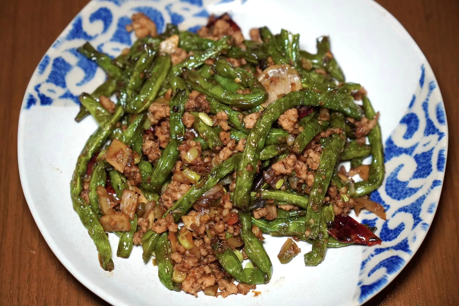𡈼煸四季豆 (450++) String Beans, Minced Pork, Dry Chili เมนูผักที่เราอยากแนะนำให้ชิมกันคือถั่วแขกที่ผัดกับหมูสับและขิงในอัตราส่วนที่พอเหมาะ ชิ้นถั่วแขกกรอบพอเหมาะ หมูสับนุ่มเคี้ยวง่าย ทั้งยังมีความหอมที่ได้จากการคั่วและรสชาติเผ็ดเบา ๆ ของพริกแห้ง (14/20)