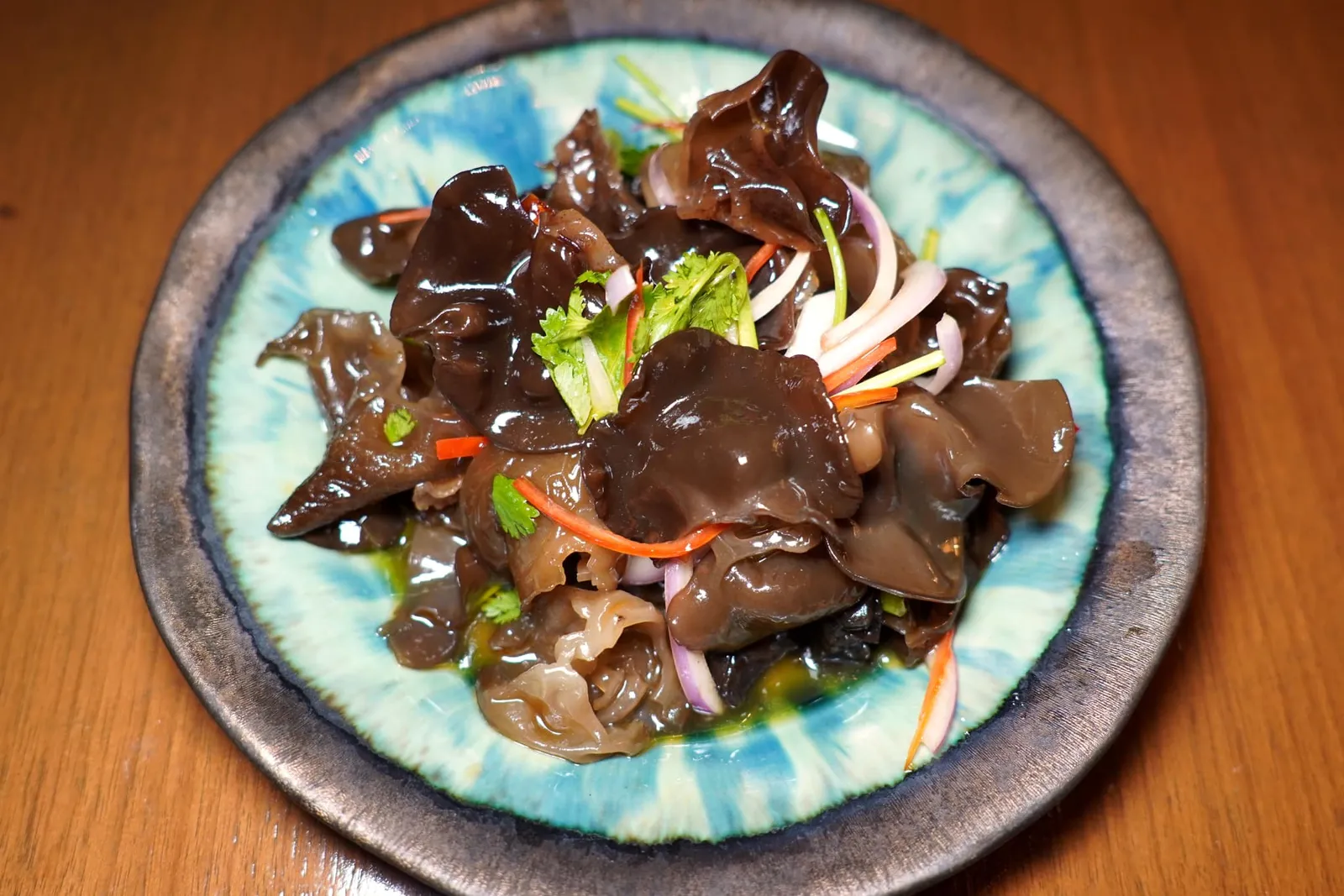 养生木耳洋葱 (180++) Black Fungus, Coriander, Soy ยำเห็ดหูหนูดำสไตล์ปักกิ่งมีรสชาติที่ค่อนข้างเบาแต่แลกมาด้วยกลิ่นหอมของผักต่าง ๆ และซีอิ๊วที่โดดเด่นขึ้นมาแทนที่ ชิ้นเห็ดมีความกรอบเคล้ากันไปกับความกรอบของหอมซอยและพริกซอย (13/20)