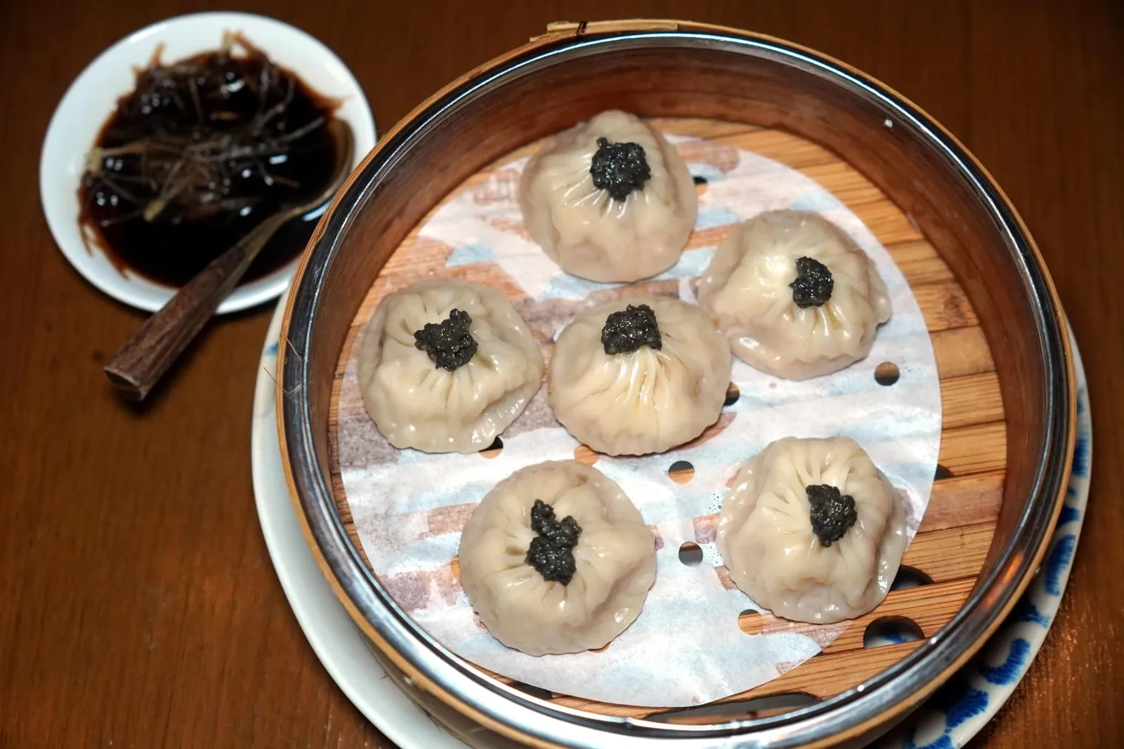 蟹肉松露小笼包 (680++) “Xiao Long Bao”, Blue Crab, Black Truffle เมนู Dim Sum ที่ขึ้นชื่อที่สุดของร้านคือเสี่ยวหลงเปา ด้านในสอดไส้เนื้อปูม้าและเนื้อหมูที่ผสมผสานกันจนได้ความหวานที่กลมกล่อมลงตัวเข้ากันดีกับอโรมาหอม ๆ ยองทรัฟเฟิล ด้านบนท็อปด้วยทรัฟเฟิลเพสต์ จะชิมเปล่า ๆ หรือจับคู่กับซอสจิ๊กโฉ่สูตรพิเศษกับขิงหั่นบางก็อร่อยมากไม่แพ้กัน (14/20)