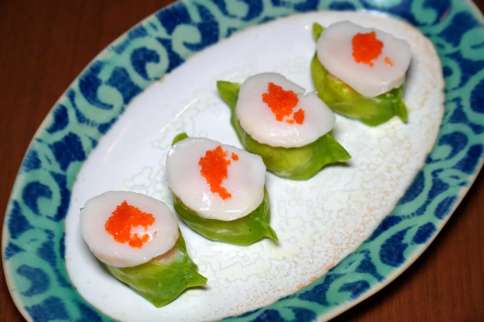 碧绿带子饺 (380++) Scallop Dumpling, Minced Shrimp, Minced Kurobuta Pork เกี๊ยวที่มีสีเขียวธรรมชาติจากผักปวยเล้งจับพับมาสวยงาม แป้งมีความบางหนึบพอเหมาะพอดี ตรงกลางสอดไส้เนื้อหมูคุโรบุตะสับผสมผสานกันกับกุ้งสับ ส่วนด้านบนท็อปด้วยหอยเชลล์ขนาดชิ้นพอดีคำ (14/20)