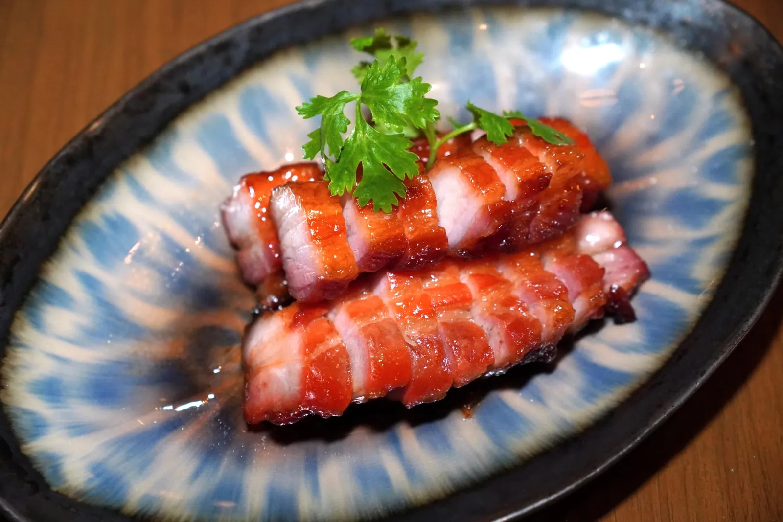 蜜汁叉烧 (580++) Honey-Glazed BBQ Kurobuta Pork หมูแดงที่เตรียมมาจากหมูคุโรบุตะของไทยย่างจนสุกกำลังดี เนื้อสัมผัสมีความสู้ฟันพอเหมาะ มีรสชาติหวานกลมกล่อม นอกจากนี้เชฟยังหั่นมาเป็นชิ้นให้สามารถได้อย่างถนัดปากอีกด้วย (14/20)