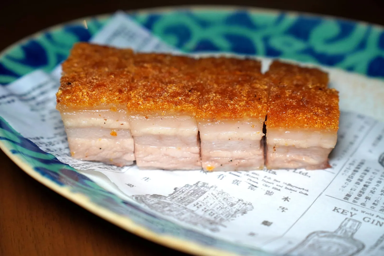 脆皮烧腩肉 (580++) Crispy Roasted Pork Belly บริเวณหนังมีความกรอบเคี้ยวง่าย มีรสเค็มนิด ๆ และกลิ่นหอมชวนชิม เชฟเสิร์ฟมาคู่กันกับ Dijon Mustard สำหรับผู้ที่ต้องการเติมแต่งรสชาติให้มีความจัดจ้าน (14/20)