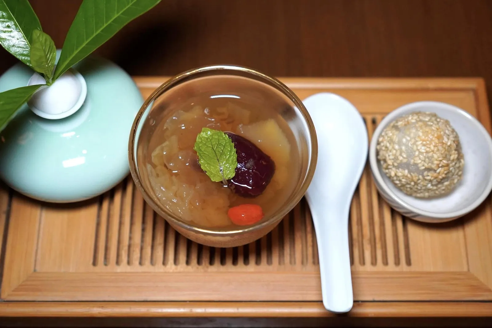 小吊梨汤 (320++) Li-Tang, Pear Soup, Snow Fungus, Dates Xiao Diao Li Tang เป็นของหวานโบราณที่นิยมกันมากในแถบปักกิ่งของประเทศจีนมีลักษณะเป็นซุปลูกแพร์ที่มีความเปรี้ยวของโกลจิเบอร์รี่ ไฮไลท์คือความกรอบที่ได้จากเห็ดหูหนูขาวและเนื้อสัมผัสสู้ฟันของพุทราจีน (13/20)