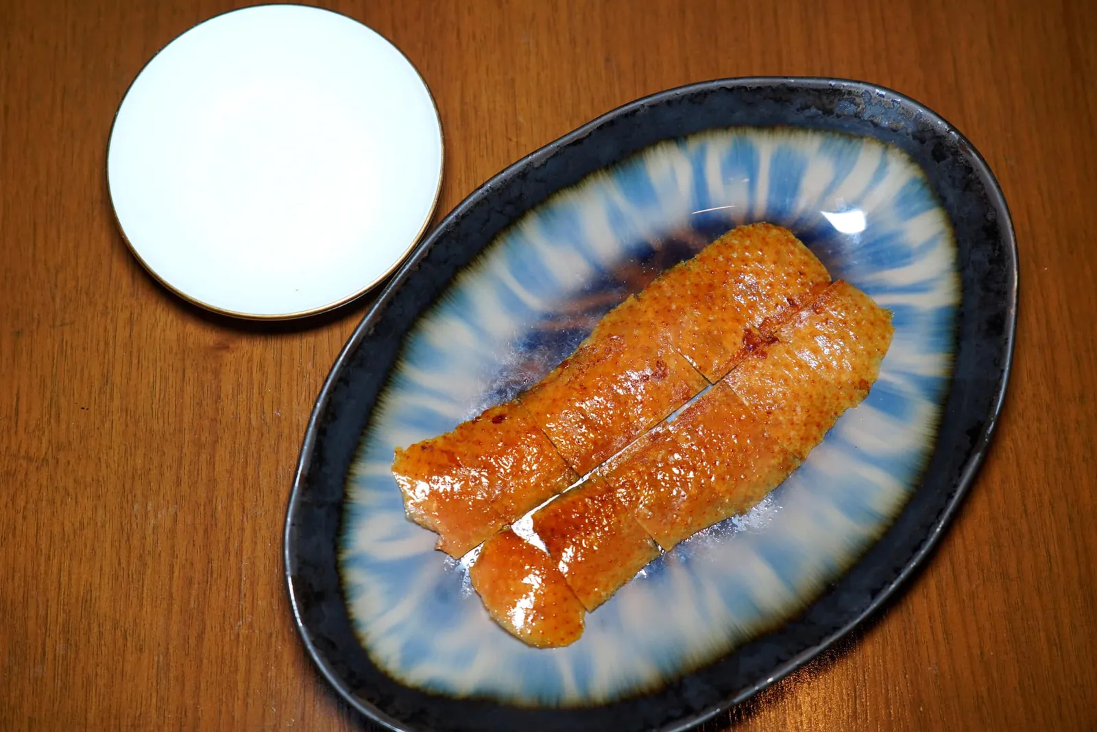 传统北京烤鸭 (1,990++) Peking Duck เป็ดปักกิ่งที่นี่จะนำเสนอออกมาตามวิธีดั้งเดิมคือการเสิร์ฟส่วนอกซึ่งเป็นจุดที่หนังจะมีความบาง กรอบ และอร่อยที่สุดมาให้ทานคู่กับน้ำตาลทรายขาว (14/20)