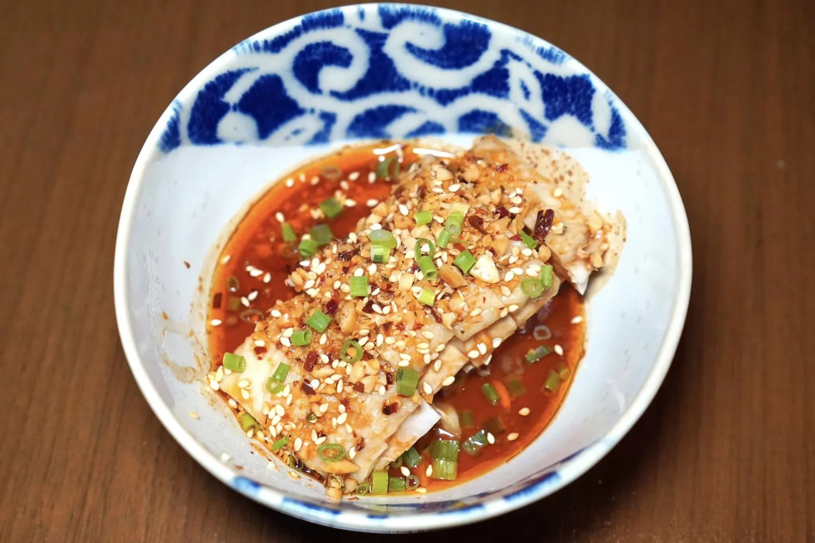 传统椒麻口水鸡 (290++) Poached Chicken, Sichuan Spicy Sauce, Crushed Peanuts เนื้อไก่ที่ Poached จนได้ความสุกพอเหมาะและเนื้อสัมผัสที่นุ่มตัดกันกับความกรอบของถั่วลิสงบด เชฟเสิร์ฟมาแบบเย็นจับคู่กับซอสที่มีความเผ็ดชาลิ้นแบบเสฉวน (13/20)