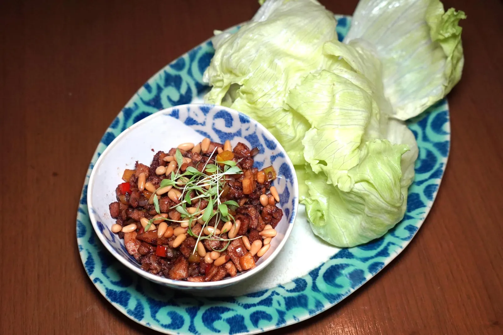 千炒鸭松 (二食) Wok Fried Minced Duck, Lettuce Wrap (Second Service) สำหรับคอร์สที่สองของเป็ดปักกิ่งเราเลือกเป็นเมนูเมี่ยงเป็ด เชฟจะใช้เนื้อส่วนติดซี่โครงไปผัดกับเมล็ดสนและพริกหวานเสิร์ฟมากับผักกาด อย่างไรก็ตามความหอมของเป็ดและซอสกลับถูกกลบด้วยความฉุนของพริกหวานไปพอสมควร (12/20)
