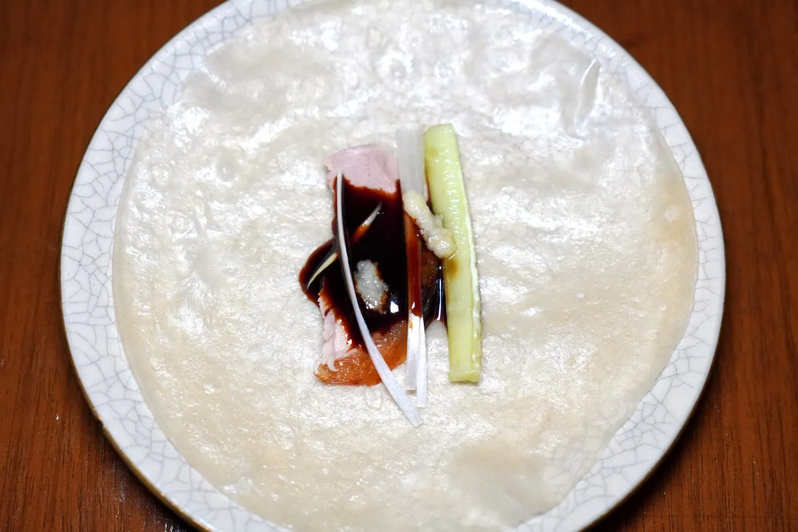 传统北京烤鸭 (1,990++) Peking Duck นำทุกองค์ประกอบประกอบกันในแผ่นแป้งและห่อเป็นอันพร้อมชิม (14/20)