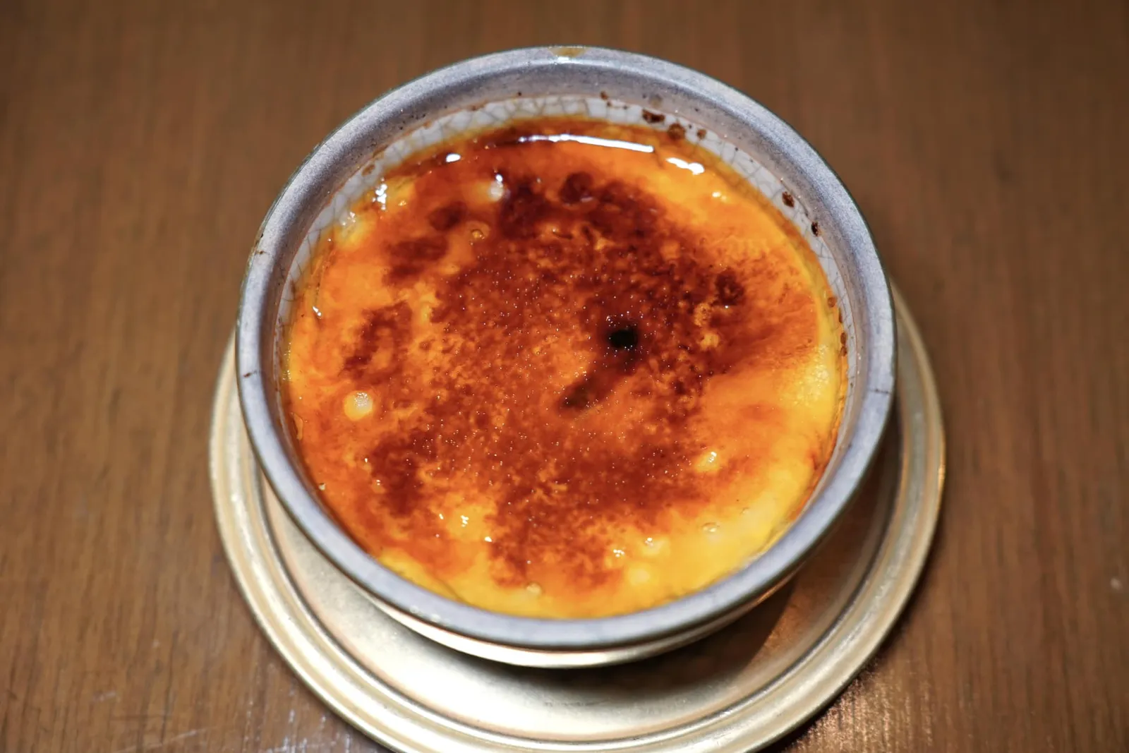 茉莉香茶烤布蕾 (320++) Crème Brûlée, Jasmine Tea ของหวานจานแรกคือ Crème Brûlée เนื้อเนียนนุ่มที่ทางร้าน infused ชามะลิลงไปด้วยจนมีกลิ่นหอมขึ้นจมูก มีรสหวานพอดี ผิวด้านบนถูกทอร์ชจนคาราเมลไลซ์เป็นชั้นบางๆ มีรสหวานปนขมเล็กน้อย ถือเป็นจานที่เรียบง่ายเเต่ผสมผสานความเป็นตะวันออกเเละตะวันตกออกมาได้อย่างดีเลยทีเดียว (14/20)