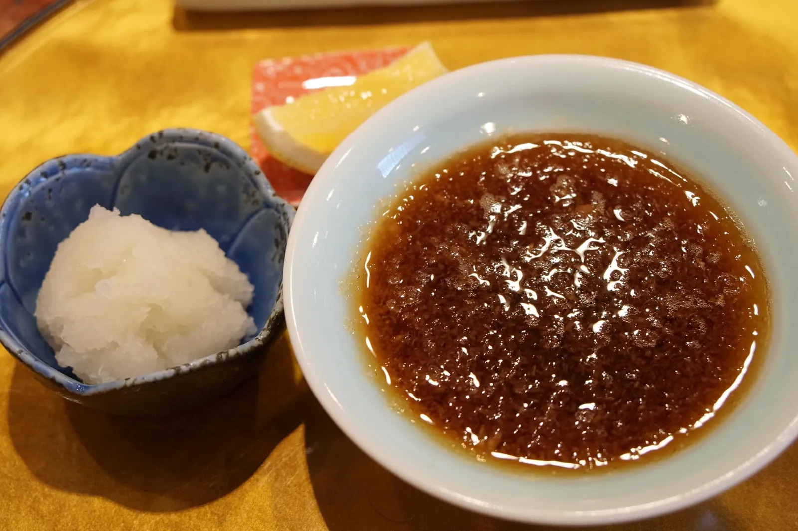 Tempura Sauce, Lemon น้ำจิ้มเทมปุระ หัวไชเท้าฝน และเลมอน รสของน้ำจิ้มและกลิ่นไม่แรงจนกลบรสธรรมชาติของเทมปุระ แต่ไม่อ่อนจนจืด อร่อยมากจริงๆ