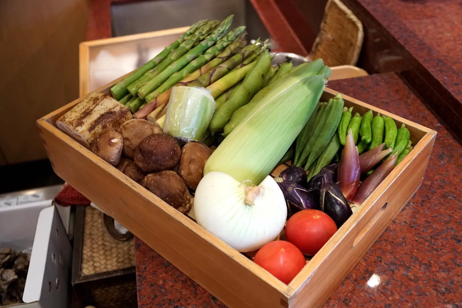 🥬 อาหารทุกอย่างที่นี่ไม่ว่าจะเป็น ปลา กุ้ง รวมไปถึงผักทุกชนิด นำเข้าจากญี่ปุ่นมาแบบสดๆเกือบ 100% เพื่อให้ลูกค้ามั่นใจใรสชาติและเข้าถึงความเป็นญี่ปุ่นอย่างแท้จริง