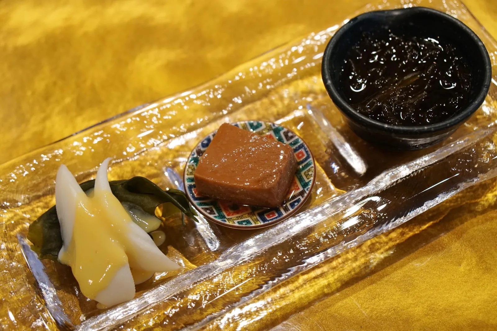Lunch Set (980++) Amuse-Bouche ทางร้านมี Lunch Set ในราคาย่อมเยา เริ่มจากด้านซ้ายคือส่วนปีกของหมึกกระดอง มงโกอิกะ ราดด้วยซอสมิโสะ เนื้อสัมผัสของหมึก นุ่มเด้ง สุกกำลังพอดี ซอสเต้าเจี้ยวรสออกเค็มเล็กน้อย ช่วยเรียกน้ำย่อยได้ดี (14/20) ตรงกลางเป็นปลาทูน่าต้มซีอิ๊วแบบญี่ปุ่น รสหวานของซอสเข้ากันกับรสหวานของเนื้อปลาได้อย่างดี อร่อยมากๆ (14/20) สุดท้ายคือสาหร่าย Mozuku เพิ่มความอุมามิช่วยเรียกน้ำย่อยได้อย่างดี (12/20)