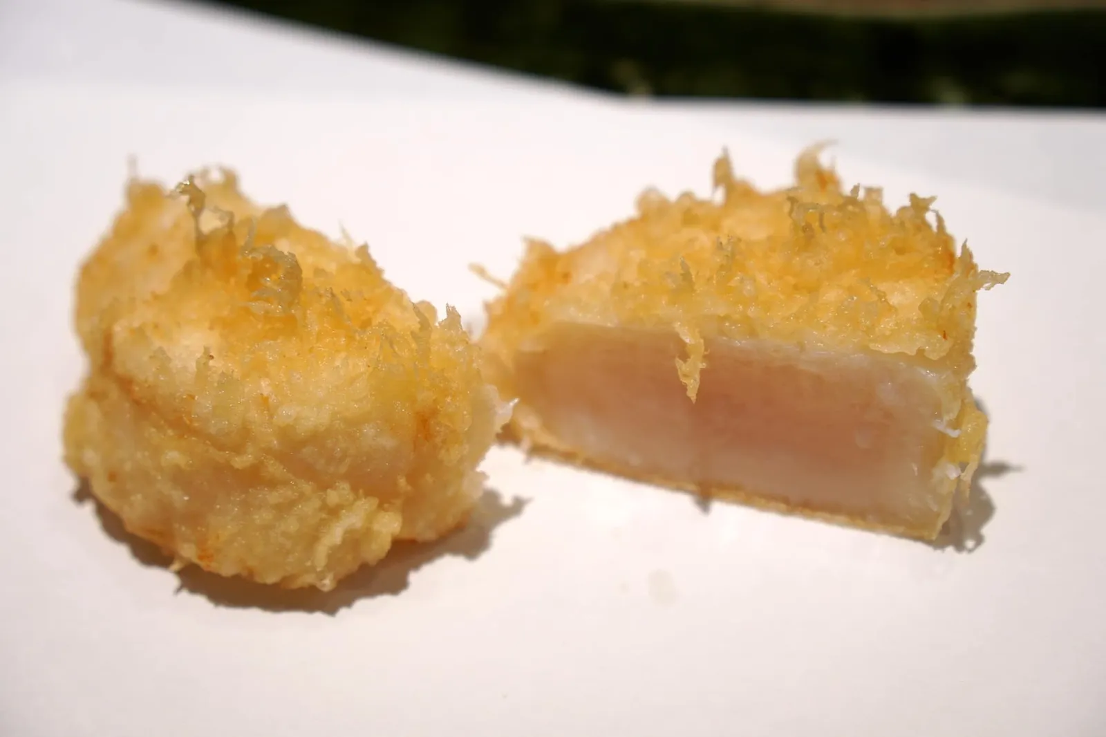 Hotate (430++) จานนี้ไม่ต้องพูดมาก เพราะหอยเชลล์โฮตาเตะนับเป็นหนึ่งใน Great Scallop ที่อร่อยที่สุดในโลกอยู่แล้ว ดูในรูปอาจดูไม่ใหญ่เเต่ของจริงเพียงครึ่งตัวก็ทานเต็มปากได้เลย แป้งด้านนอกกรอบจนมีสีเหลืองทอง ส่วนเนื้อหอยด้านในเพียงดูรูปก็บอกได้ว่าสุกพอดี เพอร์เฟคมากๆ มีรสหวาน มีกลิ่นที่ดีของหอยเชลล์ตัดกันกับแป้ง เป็นหนึ่งในคอร์สที่ฟินที่สุดของมื้อนี้เลย (16/20)