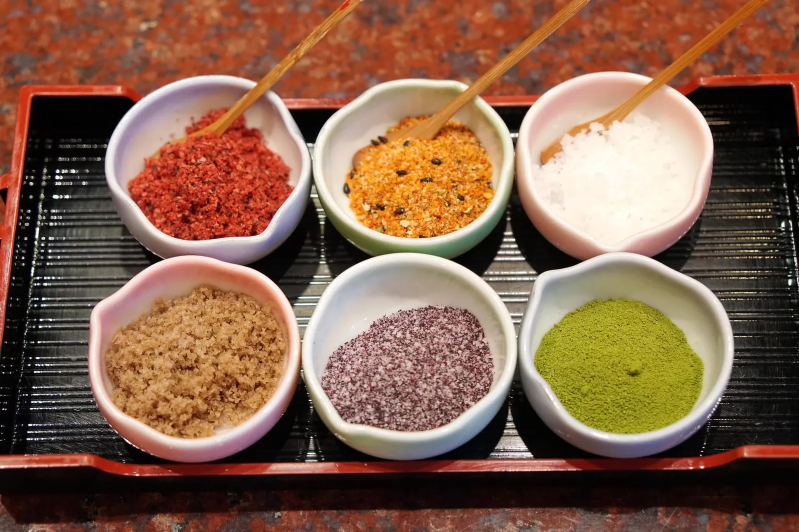Japanese Salt 🧂 เทมปุระนอกจากเสิร์ฟคู่กันกับน้ำจิ้มและเลมอนเเล้ว ทีเด็ดที่ทำให้เราว้าวได้ระดับหนึ่งคือเกลือญี่ปุ่นแบบต่างๆ ที่รสชาติไม่เหมือนกันเลย เริ่มจากล่างซ้ายวนไปหาบนซ้ายทวนเข็มนาฬิกาคือ เกลือสาหร่าย เกลือใบชิโสะ เกลือชาเขียว เกลือธรรมชาติ เกลือพริก และเกลือซากุระบ๊วย ตามลำดับ โดยเกลือทุกชนิดมีรสชาติเค็มพอประมาณ กลมกล่อมแบบเกลือคุณภาพสูง และแฝงรสชาติวันถุดิบเสริมเพียงอ่อนๆ ไม่แรงจนกลบรสอาหารจานหลักที่เราทาน เกลือมีหลายแบบทำให้ทุกคำที่เราจิ้มทานจะมีรสชาติและกลิ่นต่างกันเสมอ
