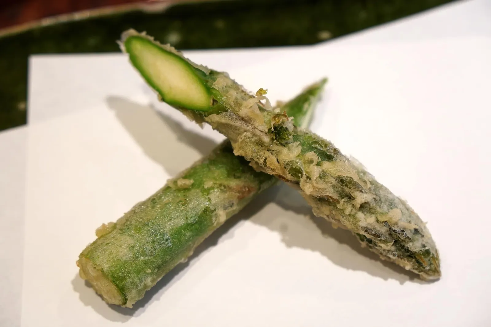 Lunch Set (980++) Asparagus หน่อไม่ฝรั่งชุบแป้งทอดมาสุกพอดี ไม่มีกลิ่นเขียว กรอบอร่อยในแบบที่ควรจะเป็น โดยทางร้านเสิร์ฟมาให้สองชิ้น ชิ้นหนึ่งบีบมะนาวจิ้มเกลือ อีกชิ้นจิ้มซอสเทมปุระ อร่อยใช้ได้เลย (14/20)