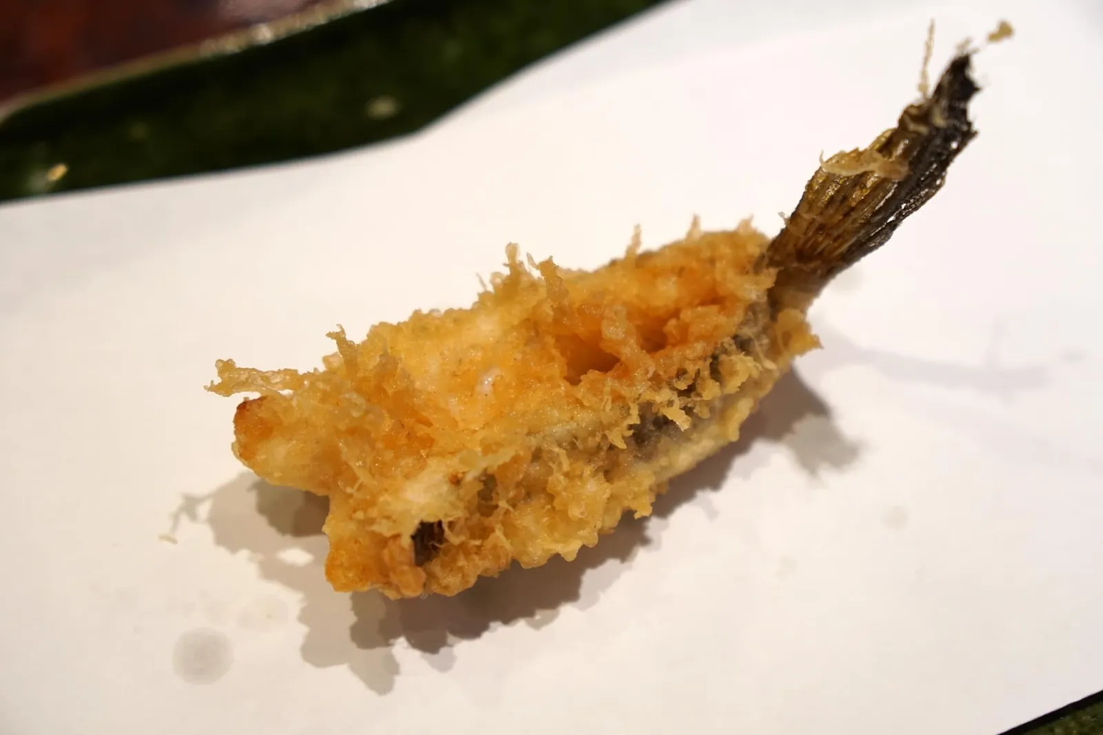 Mekoji (300++) เนื้อปลาเมโกจิที่ทอดมาแบบแป้งหนากว่าปลาอื่นๆเเต่ไม่อมน้ำมันเลย ด้านนอกมีเนื้อสัมผัสเคี้ยวกรอบกว่าเทมปุระคอร์สอื่นๆ เเต่ยังคงความฉ่ำของเนื้อปลาด้านในไว้ได้อย่างดี แถมราคายังเป็นมิตรกว่าคอร์สอื่นๆด้วย (14/20)