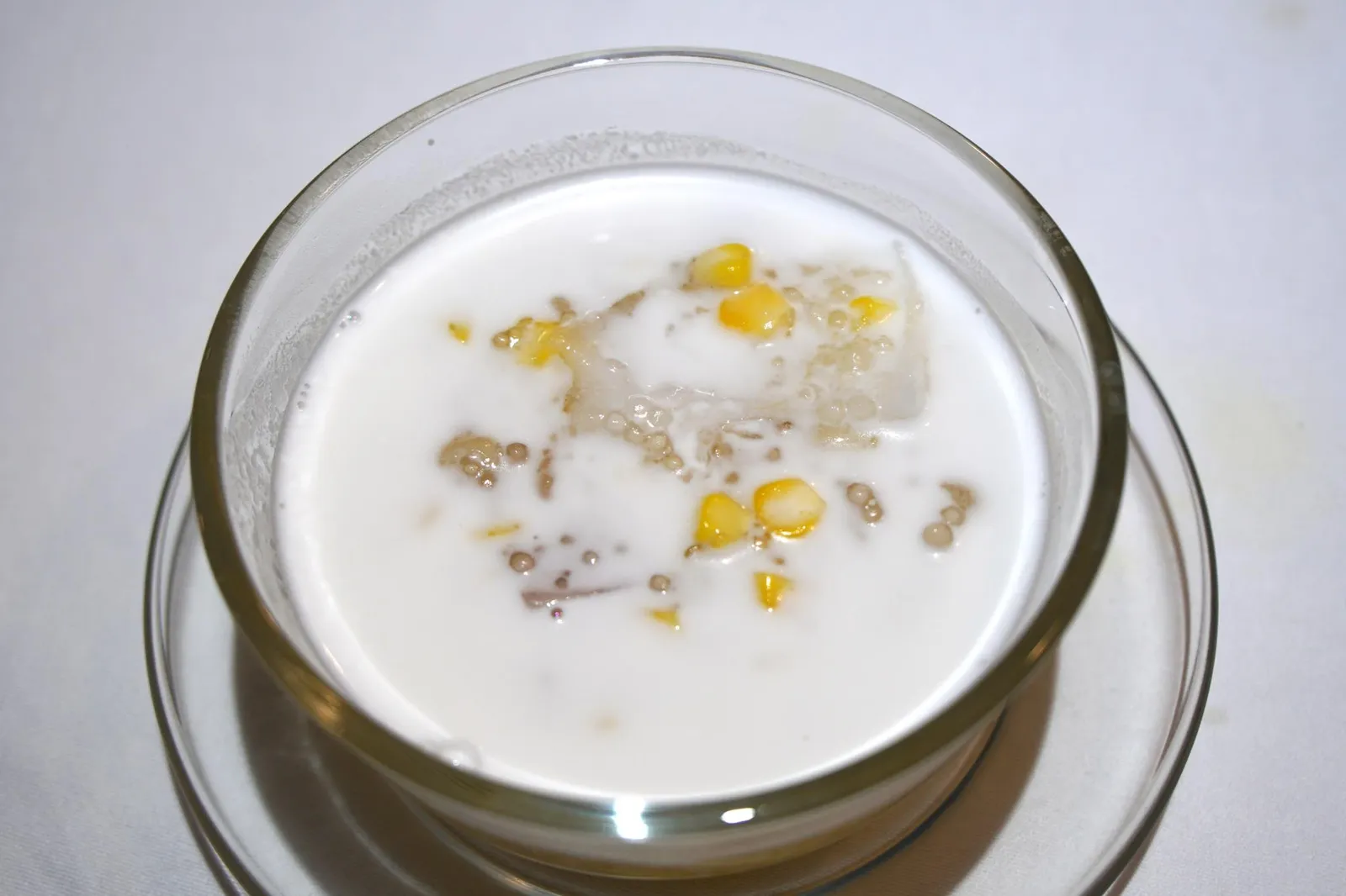 สาคูมะพร้าวอ่อน (60+) Braised Sago with Taro, Lotus Seeds, Corns in Coconut Meal and Milk ตัวเลือกขนมหวานที่นี่ค่อนข้างคลาสสิค เริ่มที่สาคูต้มสุก เคี้ยวหนึบ ใส่มะพร้าวอ่อน เผือก เมล็ดบัวลงไป ราดด้วยนมเเละน้ำกะทิรสออกหวานเค็ม (12/20)