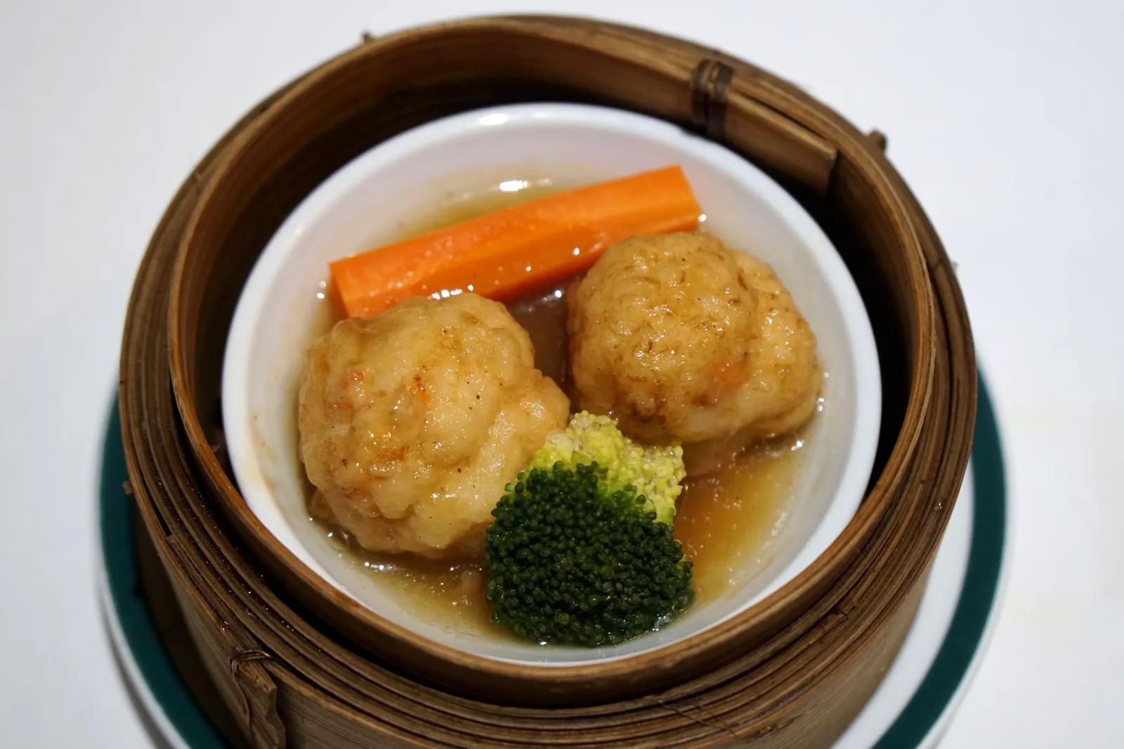ลูกชิ้นกุ้ง (75+) Minced Prawns Roll in Gravy Sauce ลูกชิ้นกุ้งสับอย่างจีนทำออกมาดี เนื้อกุ้งนุ่มเด้ง ฝ หอมกลิ่นกุ้งชัดมาก น้ำเกรวี่ที่ราดมารสขาติกลมกล่อมดี ข้างๆคือเเครอทเเละบล็อคโคลี่นึ่งให้ทานคู่กัน (13/20)