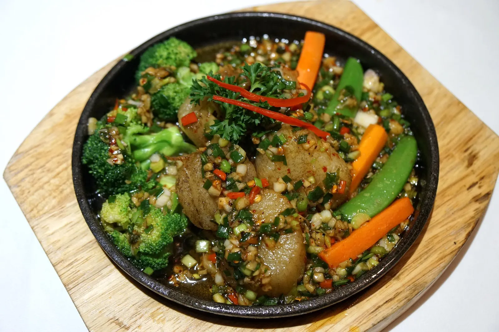 หอยเชลล์กระทะร้อน (800+) Sauteed Scallops with Spicy Sauce เนื่องจากวันที่เราไปเมนู Signature Dish อย่างก้ามปูกระทะร้อนหมด เราจึงเปลี่ยนเป็นหอยเชลล์มาเเทน ทางร้านเลือกใช้หอยเชลล์จากญี่ปุ่น ขนาดค่อนข้างโต เนื้อนุ่ม ราดด้วยซอสที่มีส่วนผสมของพริก กระเทียม เหล้าจีน หอมซอย มีรสชาติเผ็ดจัดจ้าน ทานสลับกับผักต่างๆ ถือว่ารสชาติดีเลยทีเดียว (13/20)