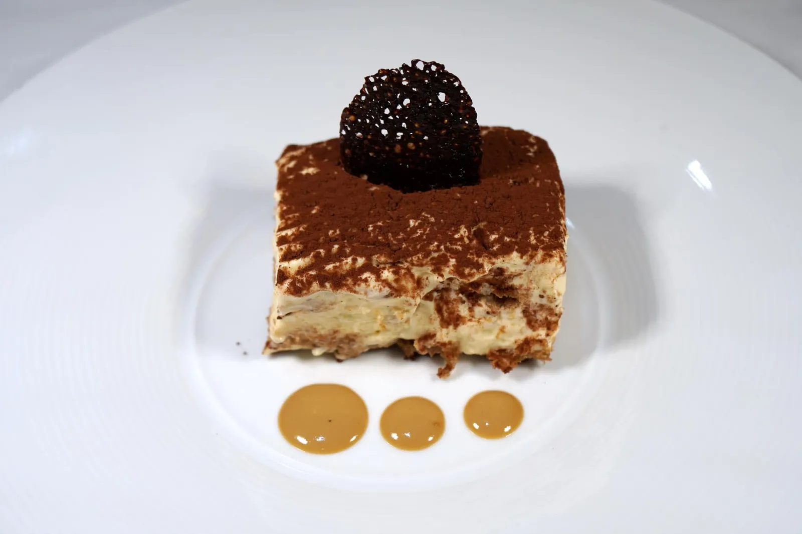 Tiramisù Illy (230++) Mascapone & Illy Coffee Cake ขนมทิรามิสุสูตรพิเศษของทางร้านที่ใช้กาแฟ Illy มา infused ลงไปใน lady finger ด้านในมี Mascapone เนื้อเนียน มีกลิ่นหอม ทานกับเเผ่ยตูยกรอบด้านบน ห้ามพลาดที่จะลองสั่งมาชิมกัน (13/20)