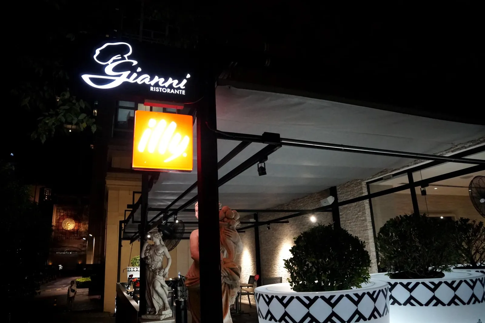 เมื่อเดือนมกราคมที่ผ่านมาหลังจากเปิดทำการมานานกว่า 2 ทศวรรษ ตัวร้านก็ได้ฤกษ์ย้ายมาเปิดอยู่ที่ตึก Athenee Tower บนถนนวิทยุไม่ไกลจากร้านเดิม ด้วยความหรูหรา