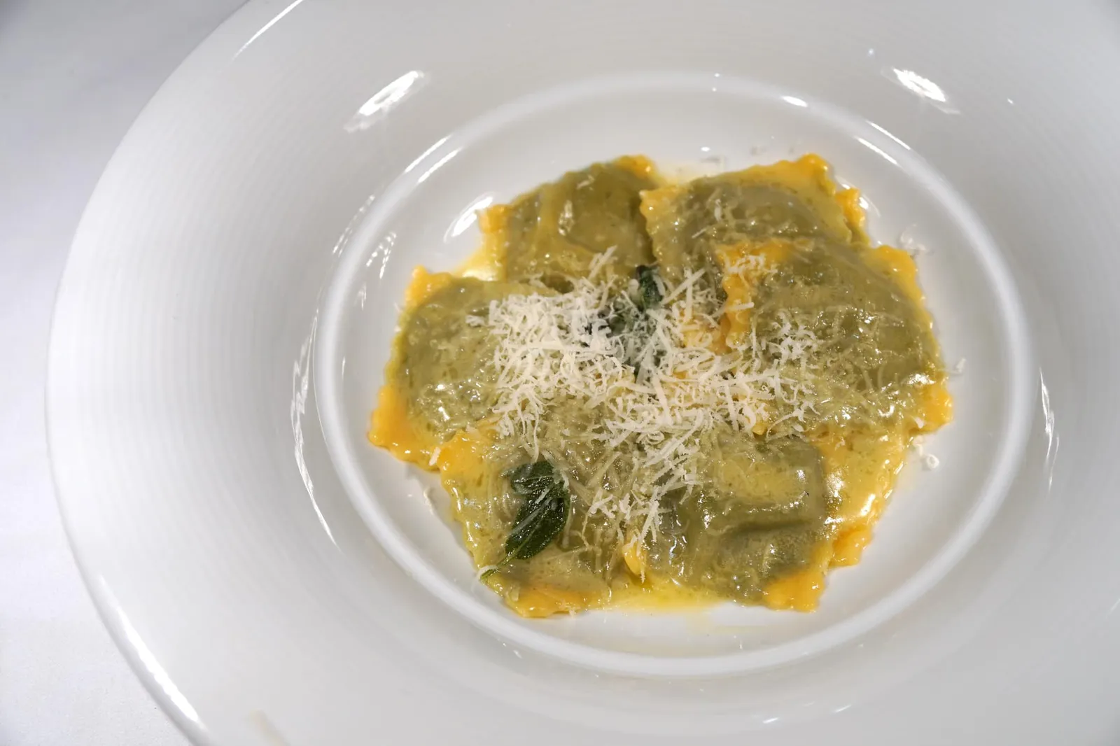 Ravioli Ripieni di Ricotta e Spinaci al Burro e Salvia (490++) Ricotta and Spinach Ravioli Sprinkled with Parmesan and Sage Flavored Butter ราวิโอลีหนือเกี๊ยวอิตาเลียน แป้งเกี๊ยวด้านนอกมีความกรึบที่ขอบเบาๆ เเต่ตรงกลางนุ่ม กัดออกมาจะพบกับไส้ภายในซึ่งบรรจุผักโขมเนื้อเนียน จานนี้มีส่วนผสมของเนยที่ใส่ Sage ลงไปด้วยเพิ่มความเนียนละมุนลิ้นเเละกลิ่นหอมให้กับจาน พาเมซานด้านบนมีรสเค็มเบาๆ ตัดรสกับเนยเเละผักโขมได้อย่างดี (12/20)