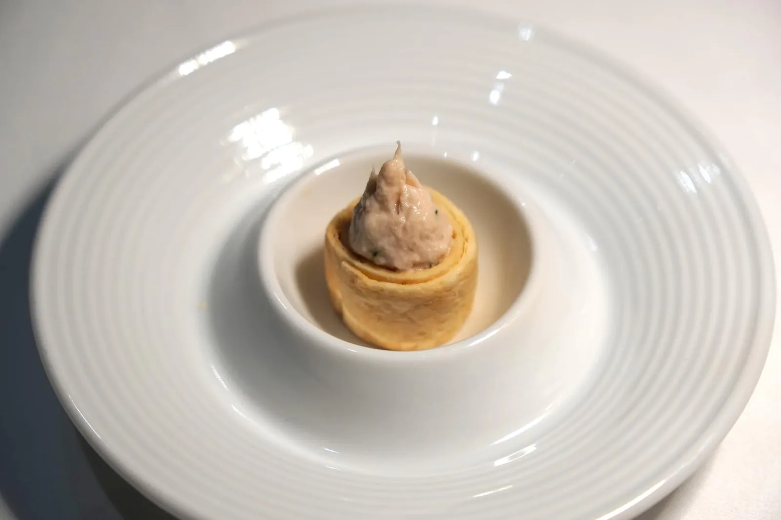 Amuse-Bouche Tuna Mousse เริ่มต้นมื้ออาหารด้วยอมูสบูชอย่างมูสปลาทูน่ามีกลิ่นหอม เนื้อเนียน ไม่มีกลิ่นคาวใดๆ ใส่มาในแป้งกรอบ ตัดเนื้อสัมผัสกันได้อย่างดี (11/20)