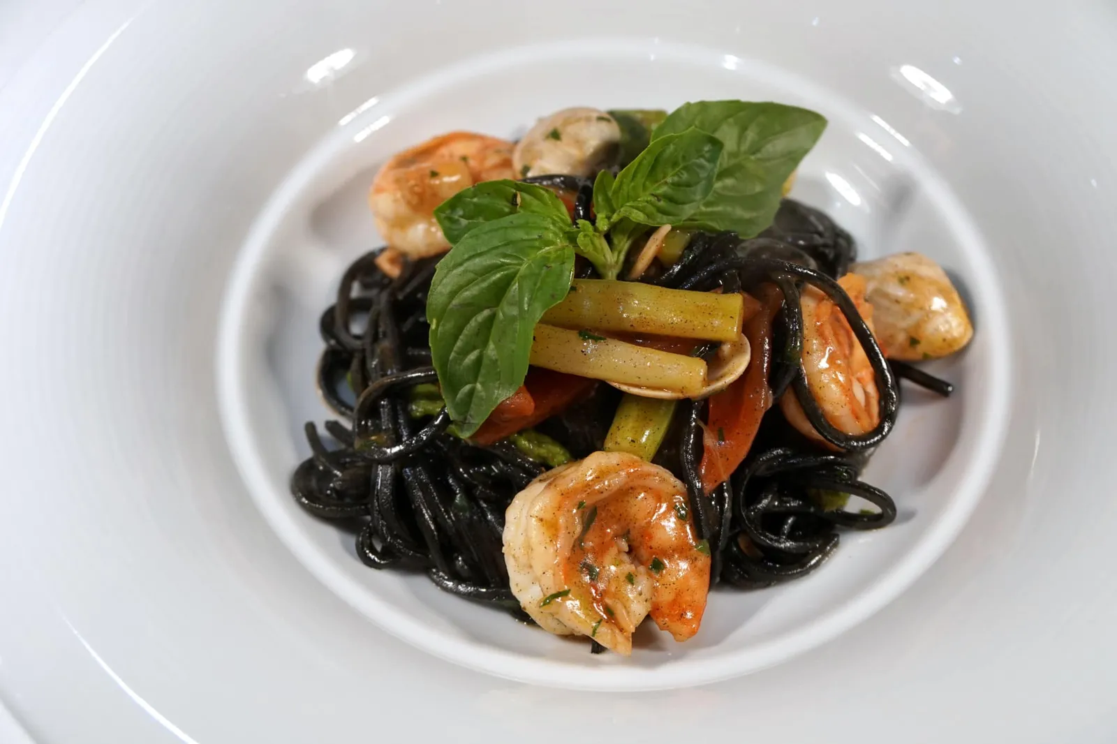 Spaghetti Neri alla Chitarra con Vongole, Gamberi e Asparagi (590++) Black Home-Made Spaghetti Tossed with Clams, Prawns and Green Asparagus สปาเก็ตตี้เส้นดำผัดกับอาหารทะเลนานาชนิด มีทั้งกุ้ง หอย และหน่อไม้ฝรั่ง จานนี้มีกลิ่นหอมของอาหารทะเลพอใช้ได้ เเต่รสชาติค่อนไปทางจืด ตัวเส้นทำมา Al Dente ดีเเละมีกลิ่นของหมึกดำเบาๆ (11/20)