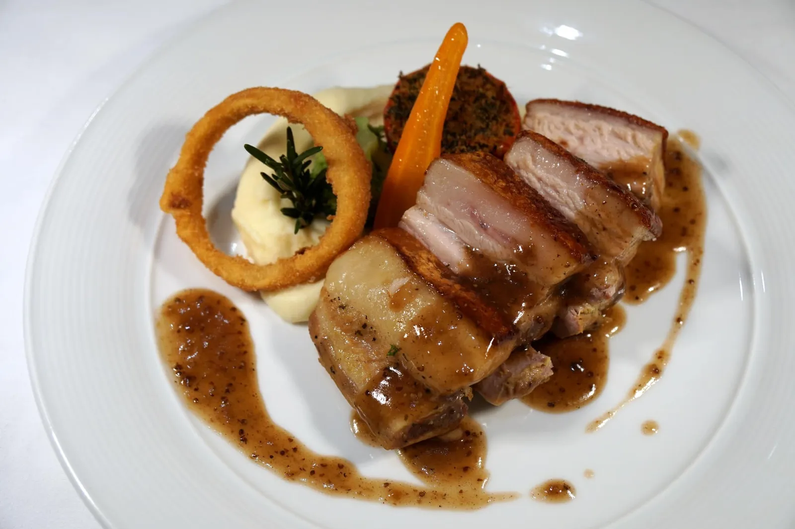 Pancetta de Maiale Cotta Sottovuoto con Salsa alla Senape (590++) Pork Belly Cooked Sous Vide, Mashed Potatoes & Mustard Sauce ถัดมาคือเมนูหมูสามชั้นที่ทาวร้านนำไปซูวี ส่วนเนื้อของหมูมีความนุ่มใช้ได้ ส่วนมันด้านบนมีเรื้อสัมผัสนิ่มไปเล็กน้อย เสิร์ฟมากับ Mashed potato เนื้อเนียน เเต่มีรสชาติค่อนข้างจืด ซอสมัสตาร์ดรสชาติยังไม่เด่นมากนัก (11/20)
