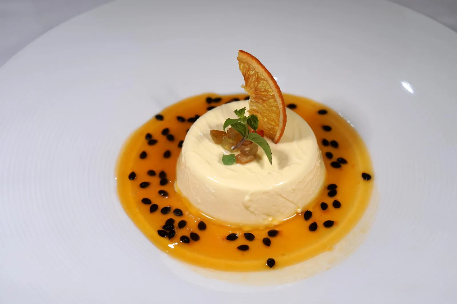 Panna Cotta (230++) Panna Cotta with Passion Fruit Coulis ขนมหวานที่ดีที่สุดในวันนี้คือพานาคอตต้าเนื้อเนียน มีกลิ่นหอมวานิลลา ทานกับซอสเสาวรสรสเปรี้ยว มีเมล็ดเสาวรสเคี้ยวกรอบ อร่อยจนต้องปาดซอสทานจนหมดเลยทีเดียว (14/20)