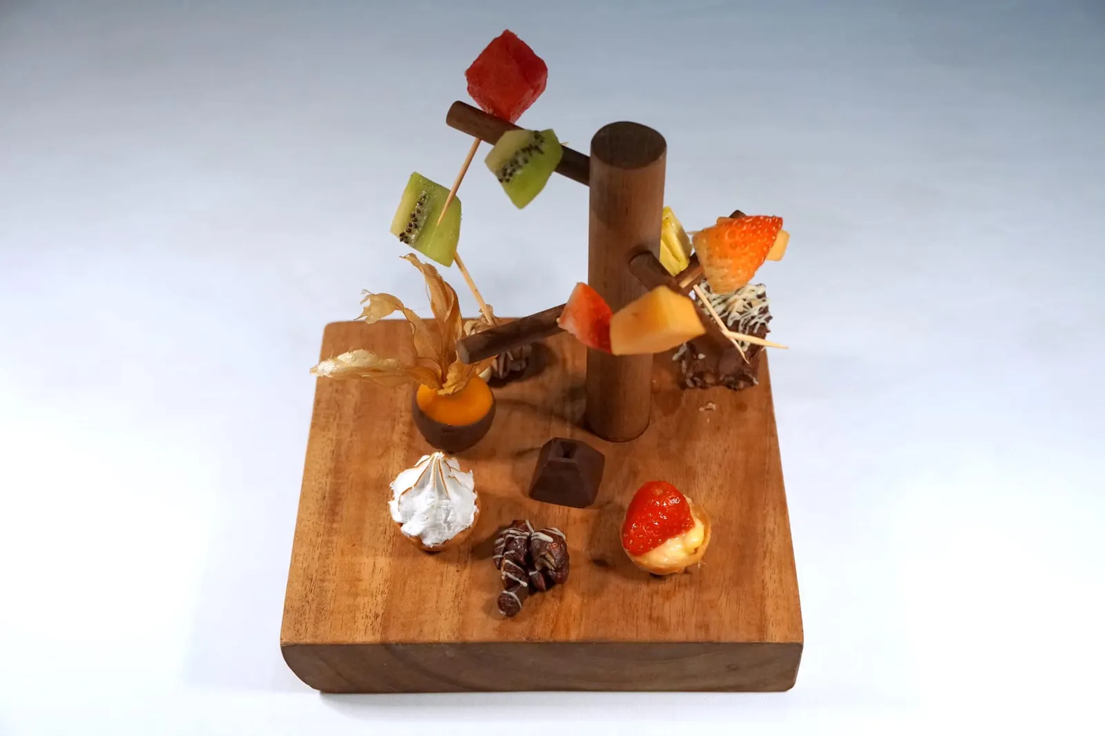 Petits Fours ปิดท้ายด้วยเปอตีส์โฟว์อย่างผลไม้ต่างๆ มีทั้งกีวี่ สตรอว์เบอร์รี่ แตงโม โทงเทงเคลือบช็อกโกแลต อัลมอนต์เคลือบช็อกโกแลต ช็อกโกแลต เลมอนทาร์ตเล็ต เมล็ดมะม่วงหิมพานต์ สตรอว์เบอร์รี่ทาร์ตเล็ต ช็อกโกแลตบราวนี่ ปิดท้ายมื้ออาหารอย่างสมบูรณ์ (12/20)