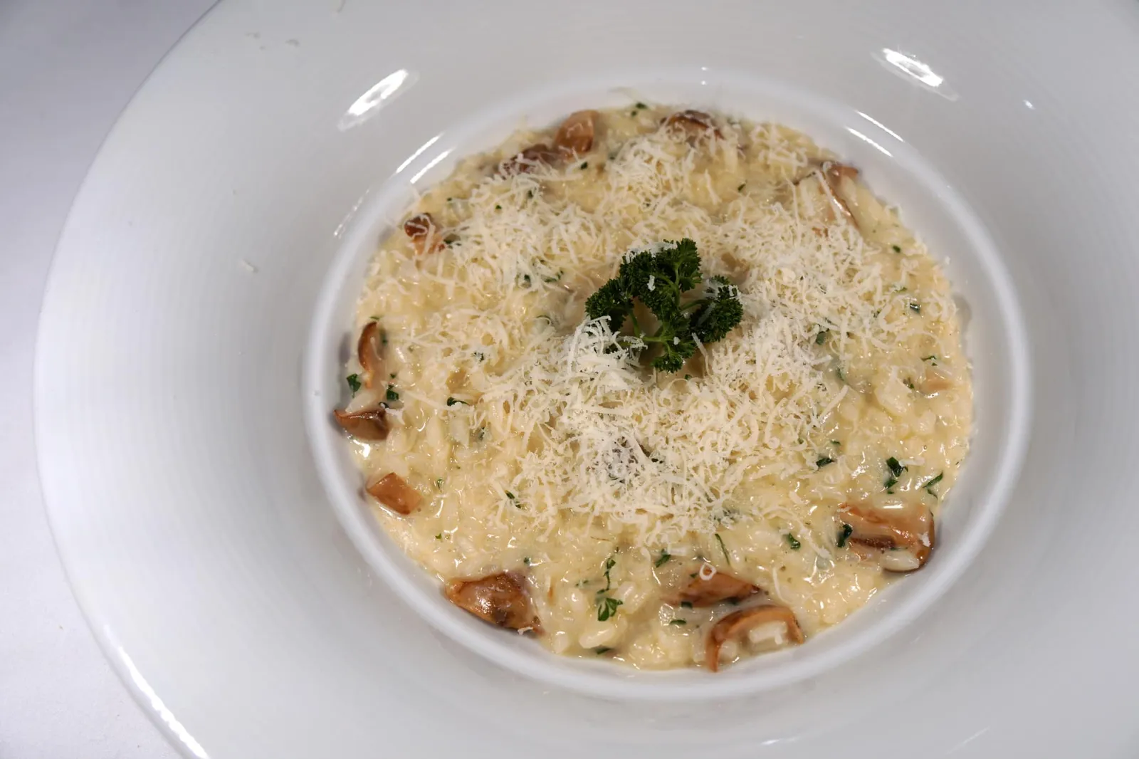 Risotto con Funghi Porcini e Parmigiano (590++) Risotto with Porcini Mushrooms & Parmesan รีซอตโต้เห็ดพอชินี่ทำข้าวออกมาเเข็งไปเพียงเล็กน้อย เห็ดสุกกำลังดี เเต่ปัญหาหลักของจานนี้คือราติที่จืดไปมาก เเละกลิ่นที่ไม่ค่อยเด่นมากนีก เเม้จะมีพาเมซานมาเติมรสเค็มเเละกลิ่นหอมด้านบนก็ยังไม่ช่วยให้รีซอตโต้จานนี้ดีขึ้นมากกว่าเดิมสักเท่าไหร่ (11/20)