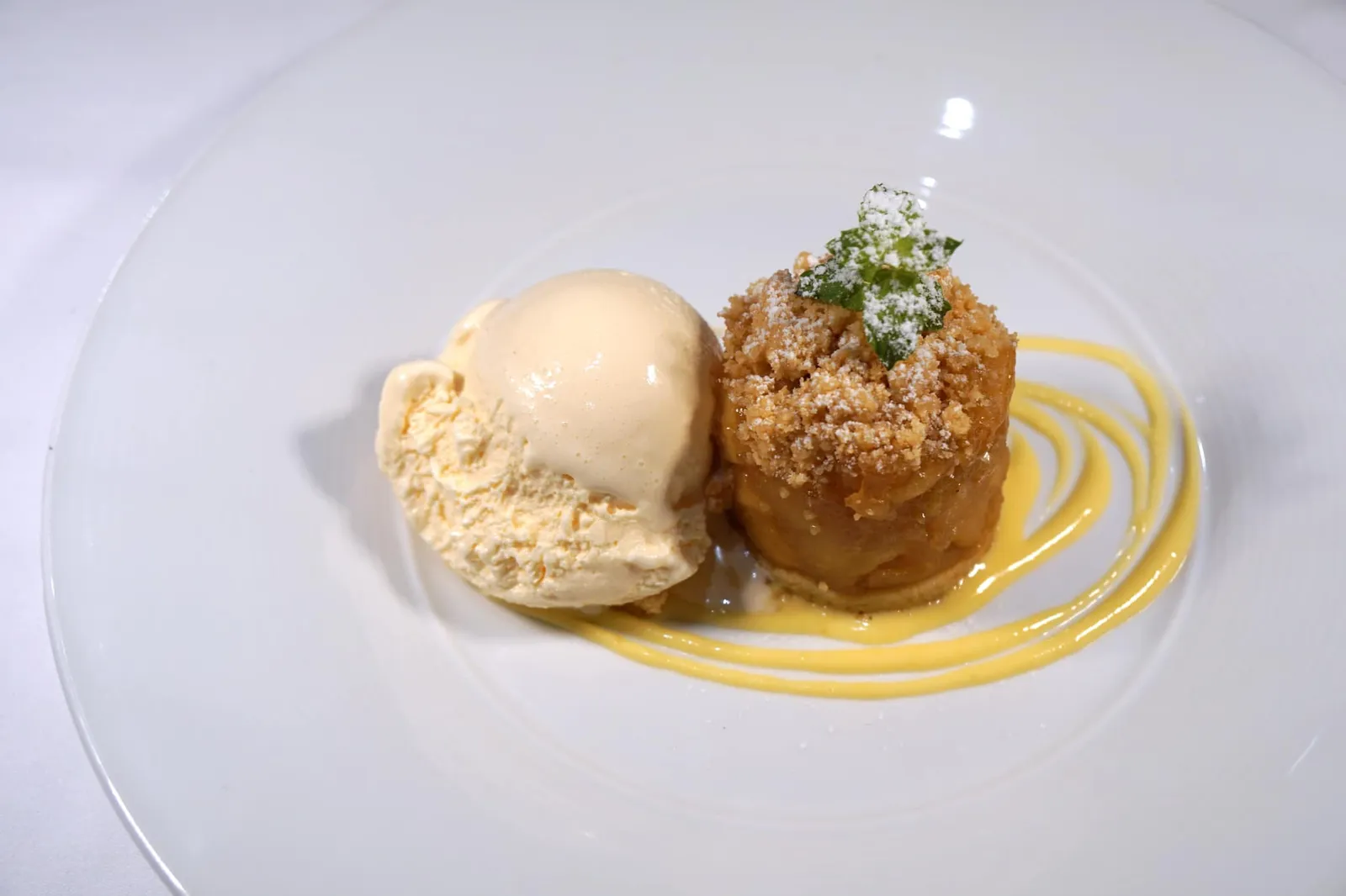 Crumble di Mele (230++) Apple Crumble with Vanilla Ice Cream ขนมหวานคลาสสิคอย่างแอปเปิ้ลเชื่อมรสหวานอร่อย เนื้อสัมผัสของเเอปเปิ้ลทำออกมาได้ดีมาก ไม่เเข็งเเละไม่นิ่มจนเกินไป ด้านบนเป็นครัมเบิ้ลกรอบ เสิร์ฟให้ทานคู่กับไอศกรีมวานิลลา (12/20)