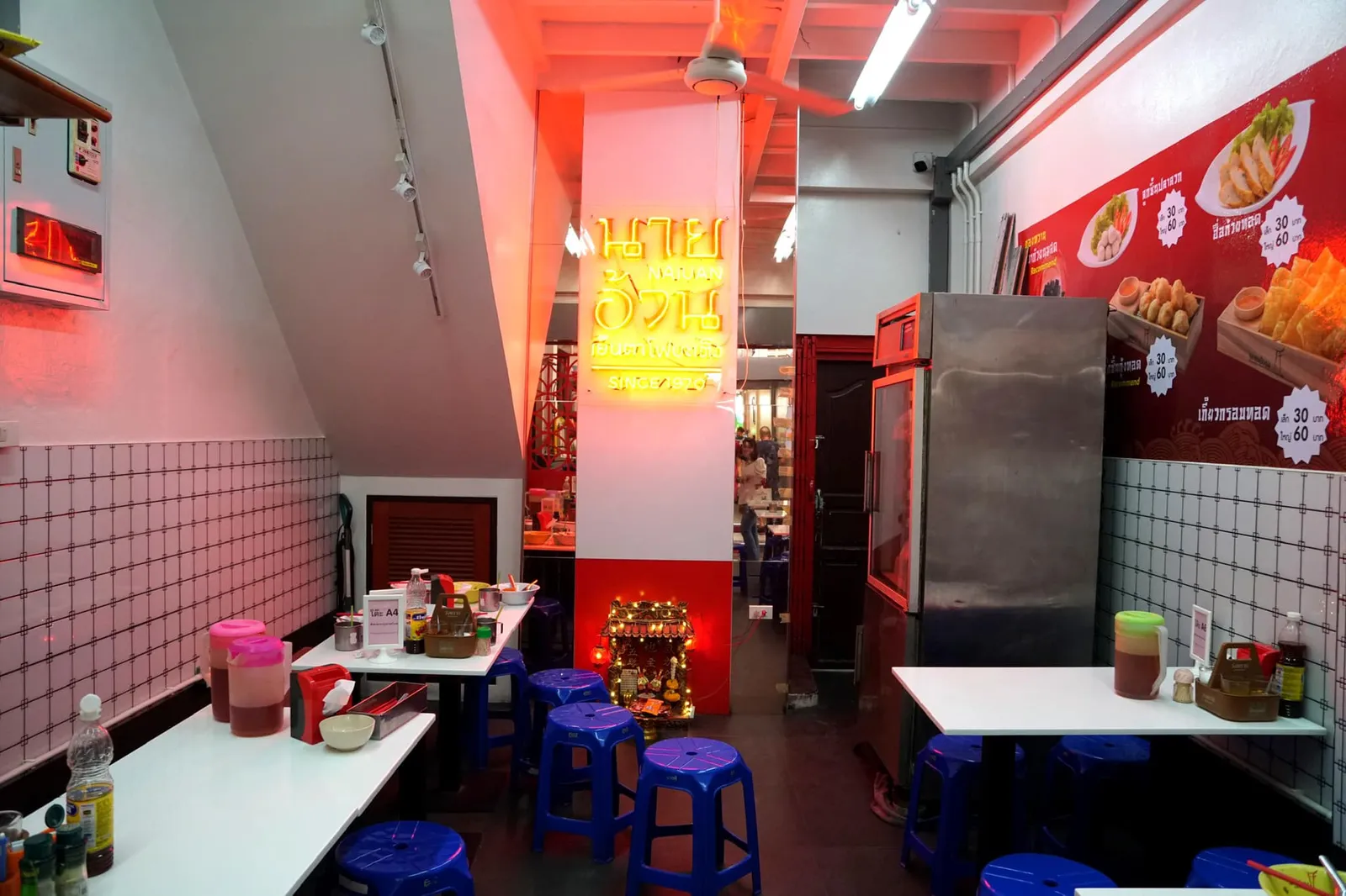 หากดูจากด้านหน้าที่เป็นห้องเเถวสองคูหาอาจคิดว่าตัวร้านมีขนาดไม่ใหญ่มาก เเต่พอเดินเข้ามาข้างในจะพบกับส่วนต่อขยายที่ทางร้านซื้อต่อลึกเข้าไปจากหลังร้านอีก