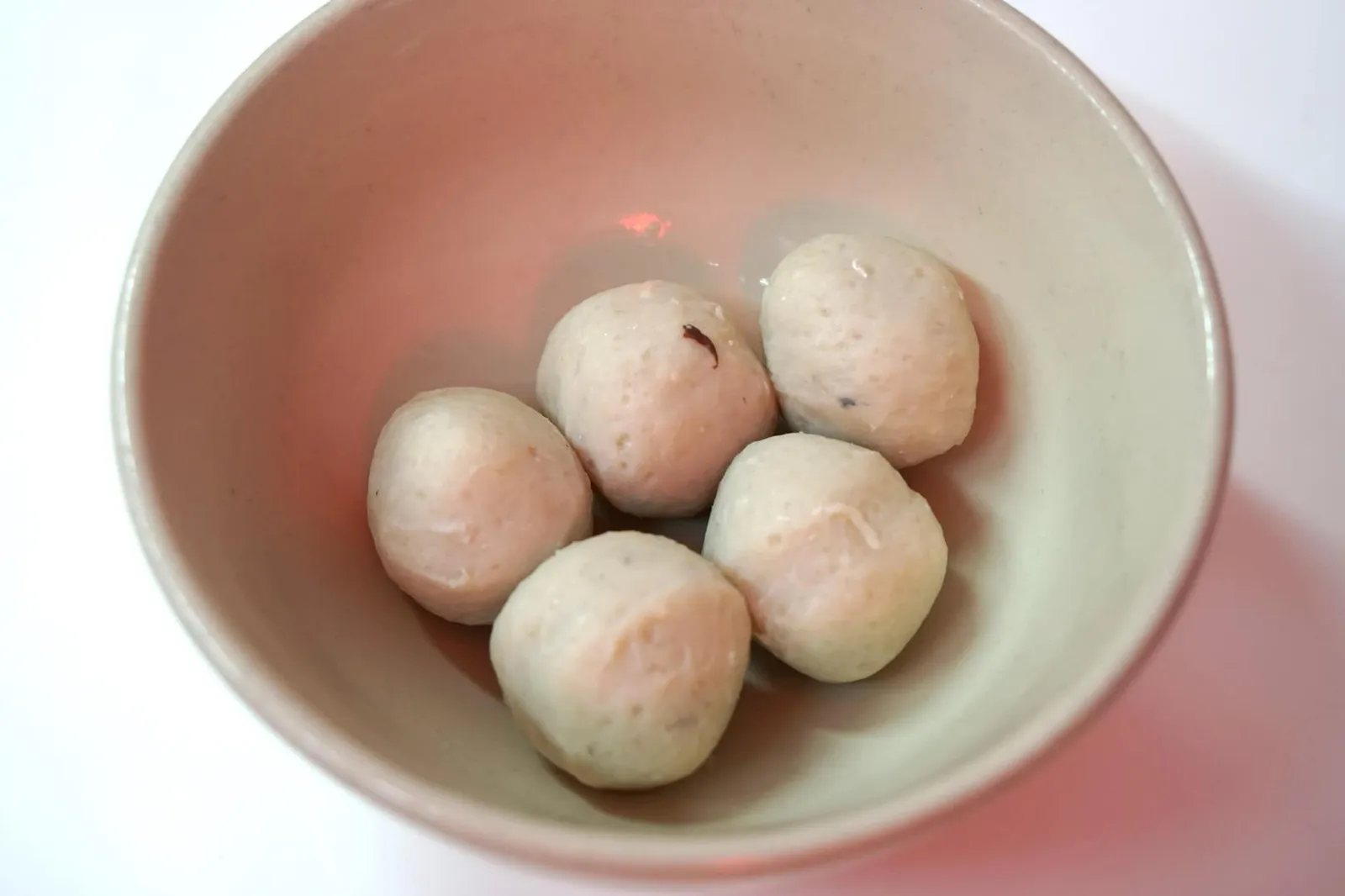 ลูกชิ้นปลาลวก จานเล็ก (30) ลูกชิ้นปลาที่นี่ทำมาจากเนื้อปลา 100% ไม่ผสมเเป้งเเละสารเคมีใด ทำให้ได้ลูกชิ้นรสเด็ดที่เคี้ยวเด้ง ไม่มีกลิ่นคาว ขอบอกเลยว่าราคาขายลูกละ 5 บาทถือว่าไม่สูงจนเกินไปเทียบกับคุณภาพที่ได้รับ (13/20)