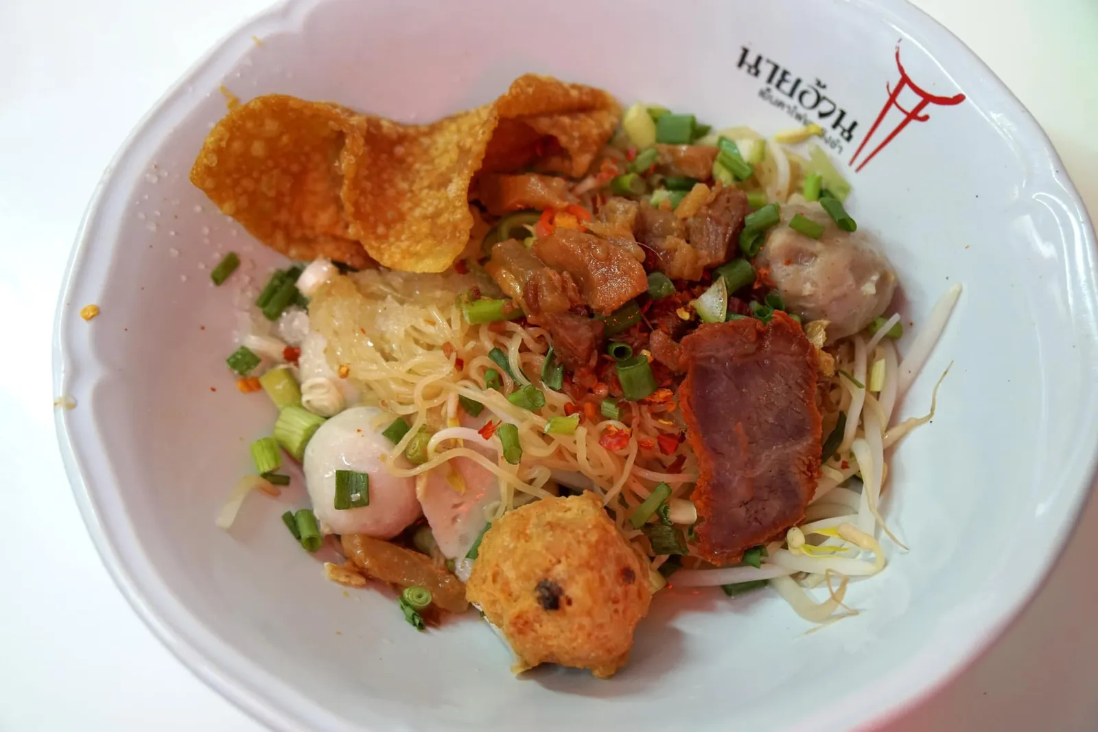 บะหมี่แห้งต้มยำลูกชิ้นปลา (60) ใครชอบทานรสชาติเข้มข้น เราเเนะนำให้สั่งบะหมี่แห้งมาชิมเเทน อร่อยเเบบไม่ต้องปรุงเพิ่มเลยทีเดียว (14/20)